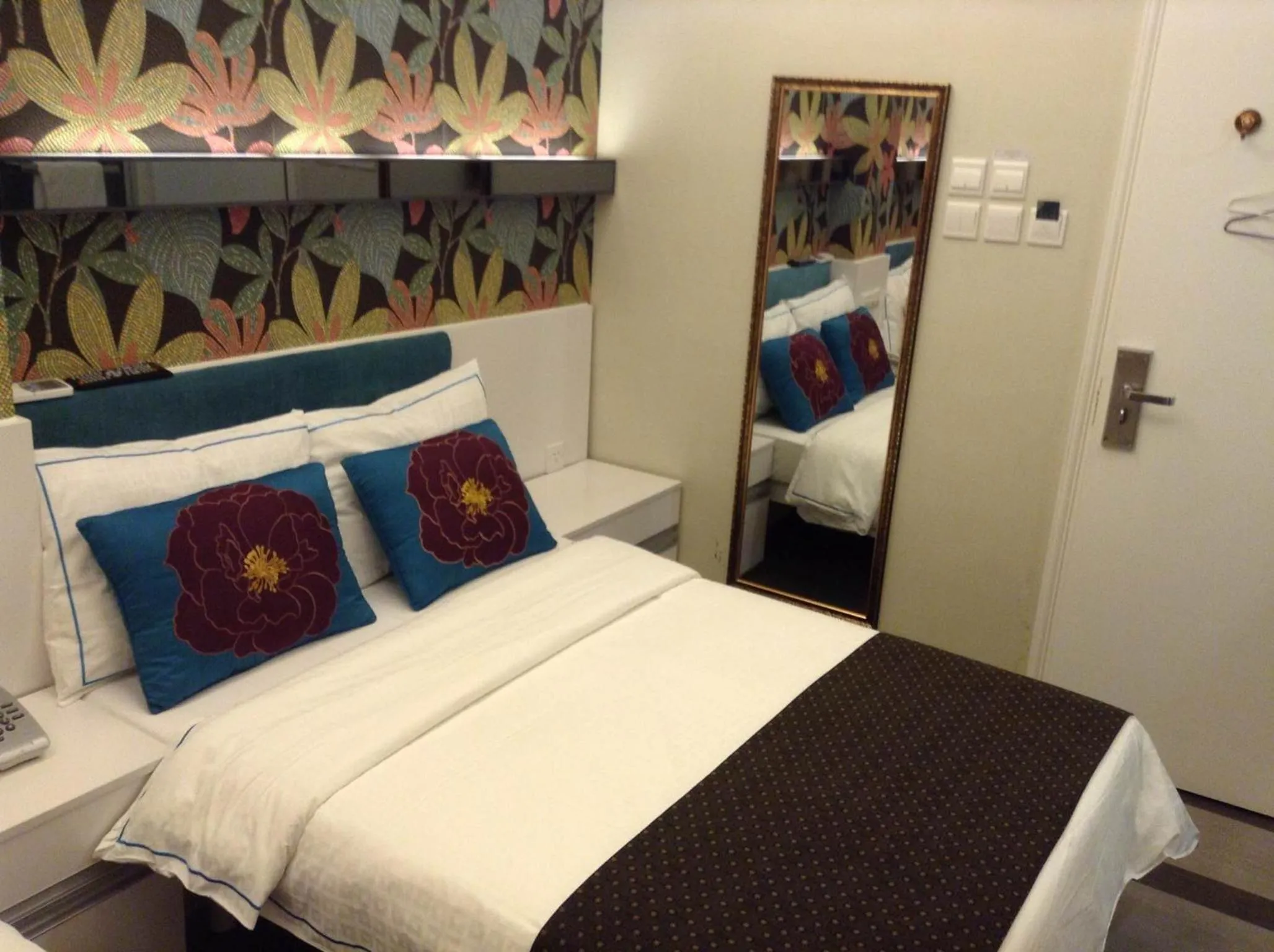 Bedroom, Bed in Seasons Hotel