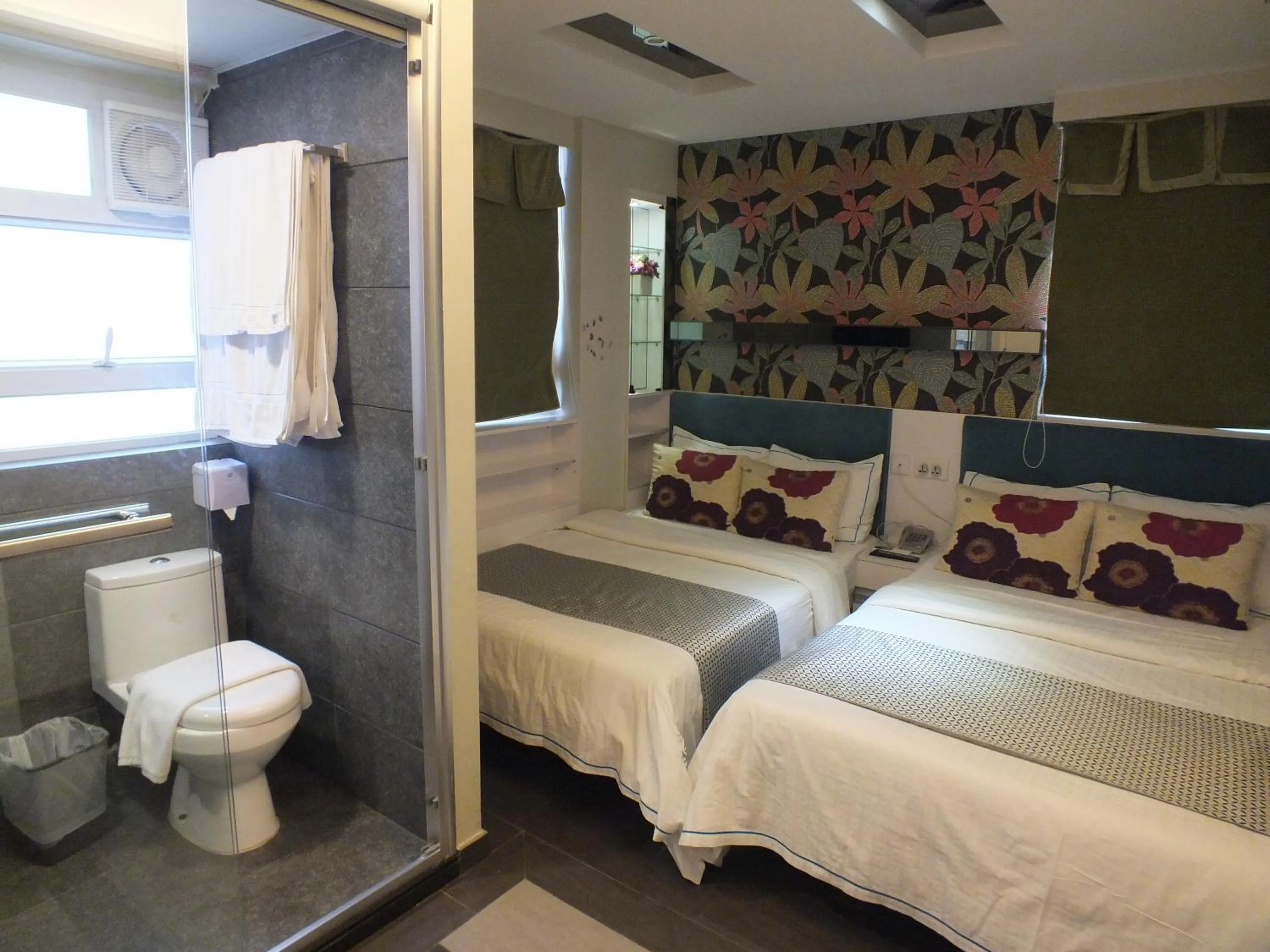 Photo of the whole room, Bed in Seasons Hotel