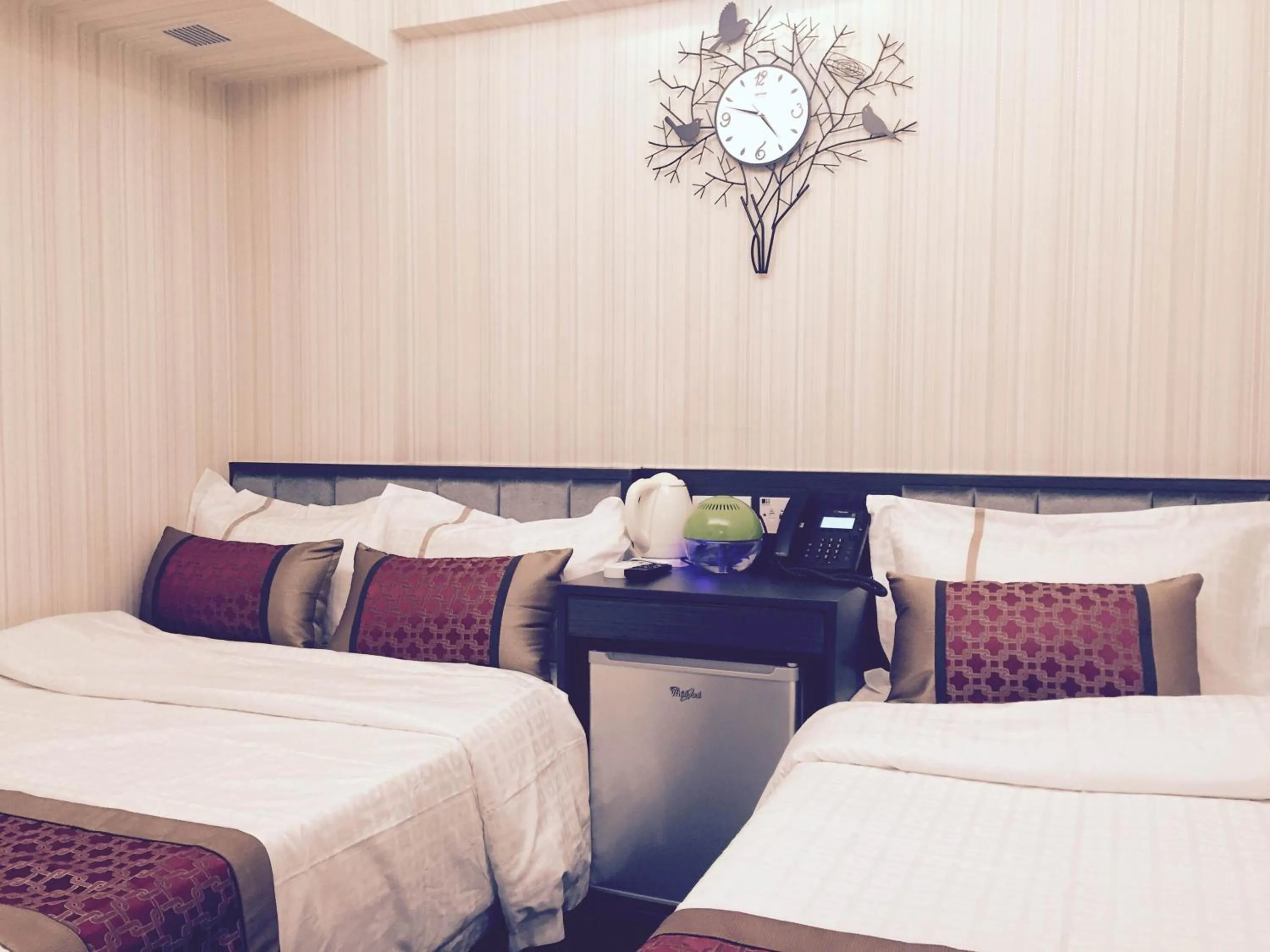 Bedroom, Bed in Seasons Hotel