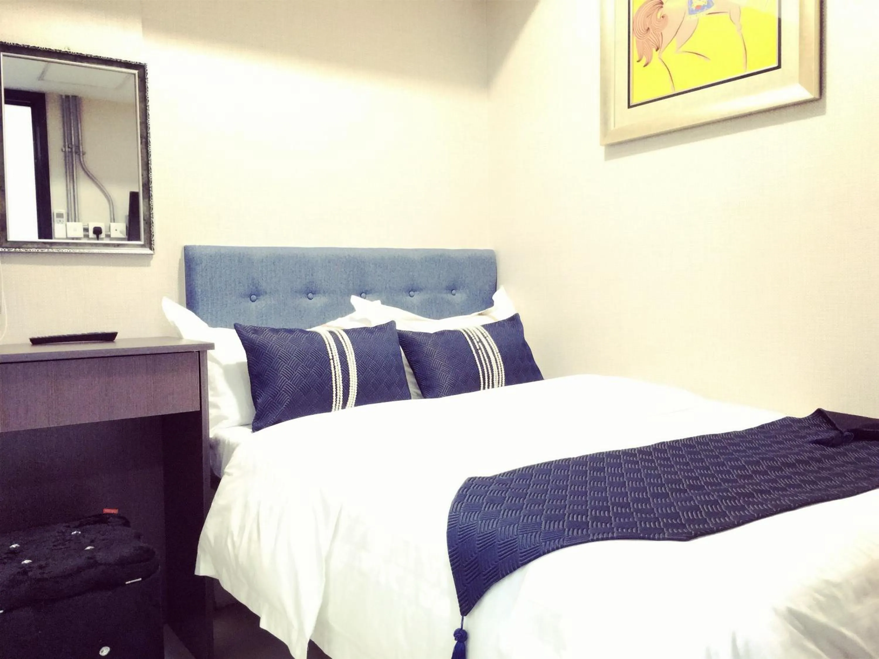 Bedroom, Bed in Seasons Hotel