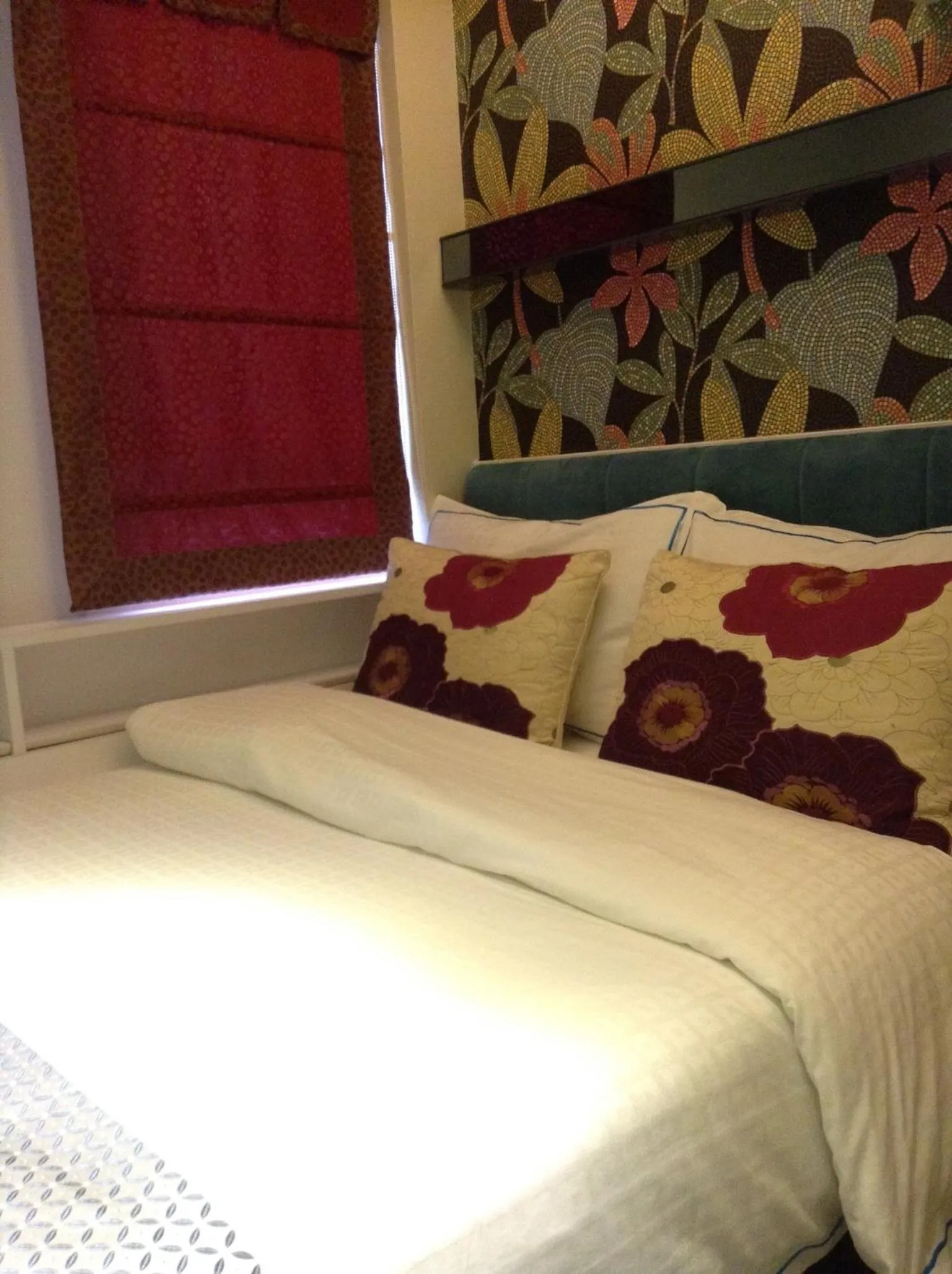 Property building, Bed in Seasons Hotel