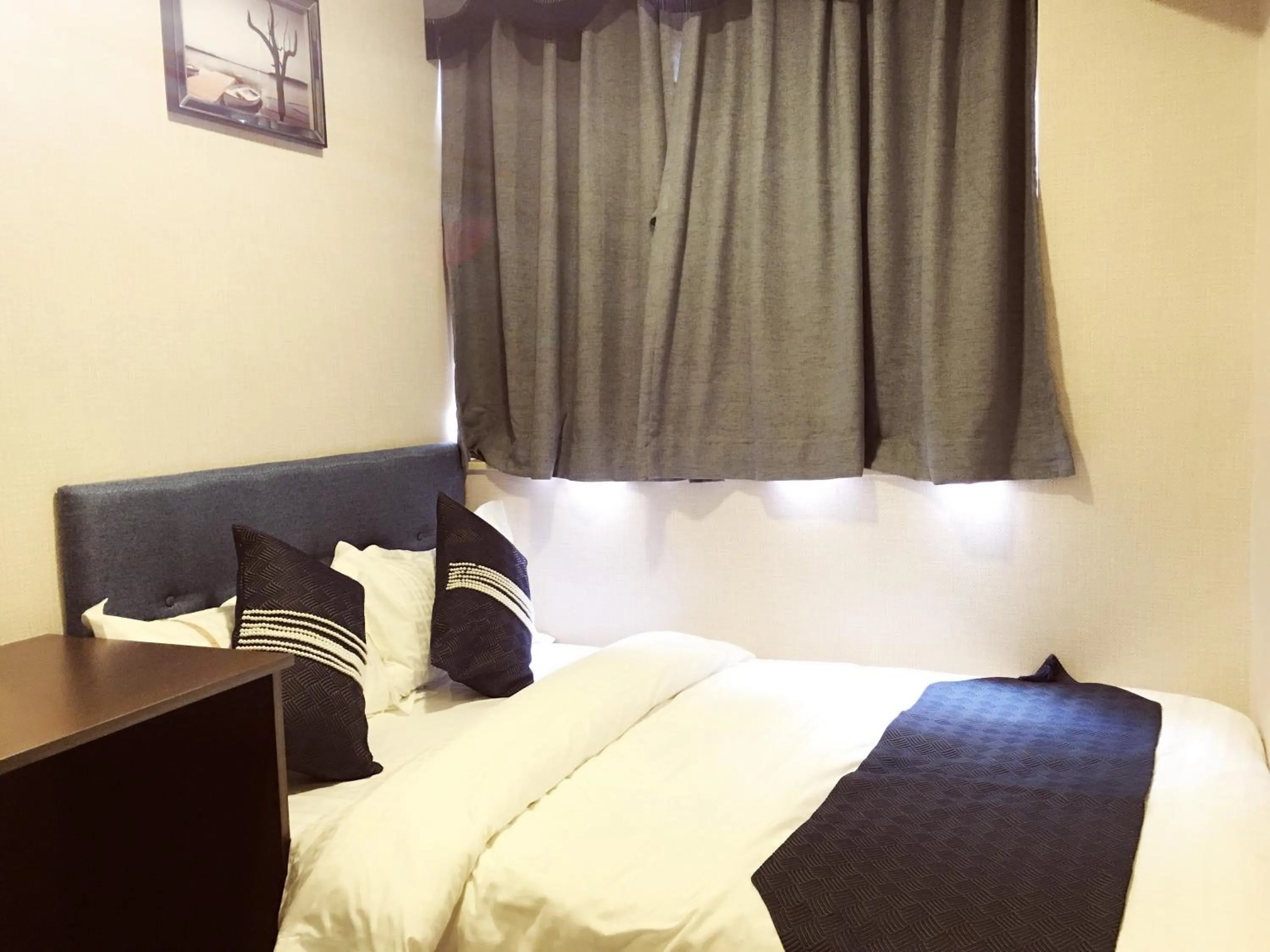 Bedroom, Bed in Seasons Hotel