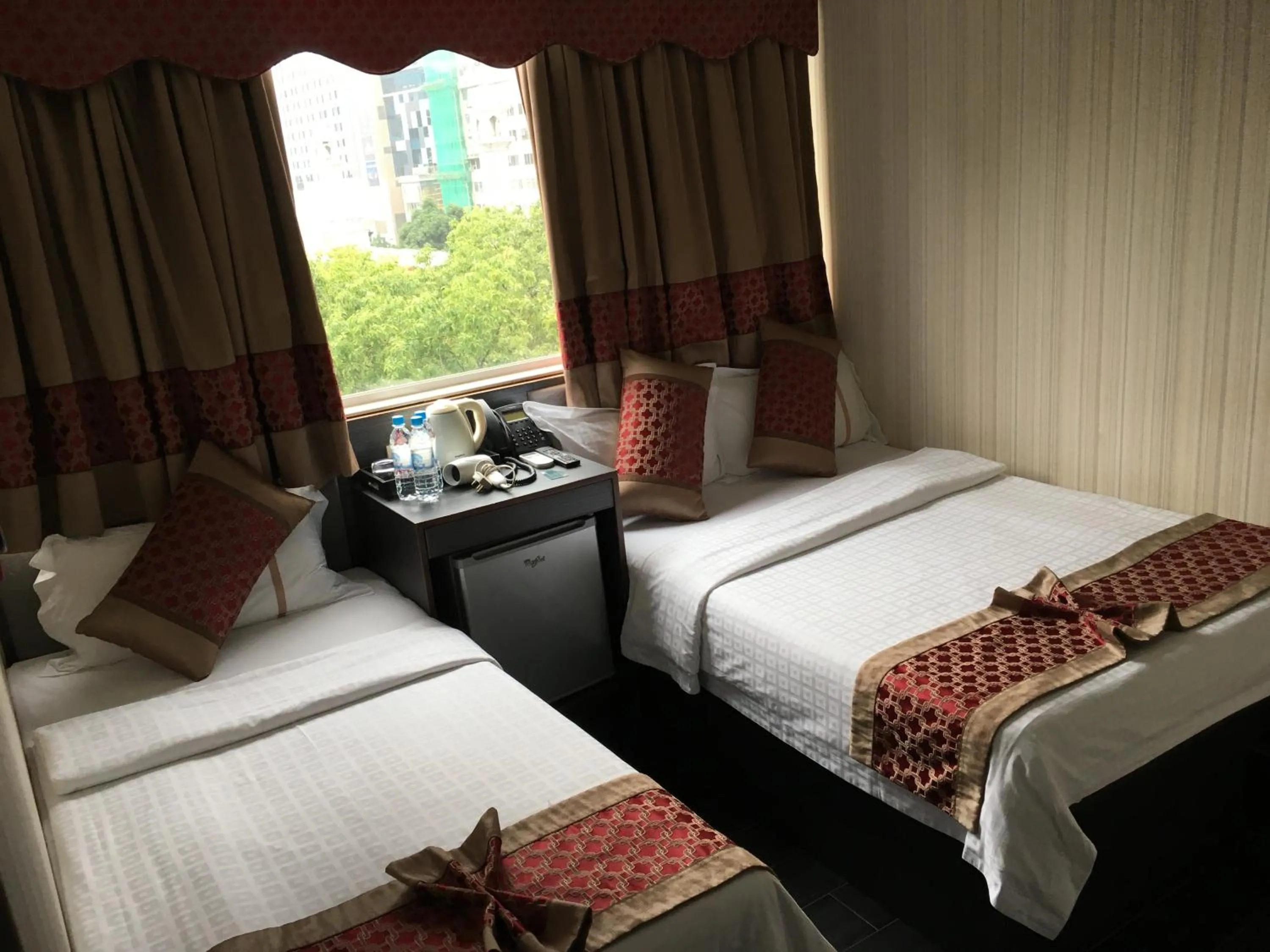 Photo of the whole room, Bed in Seasons Hotel