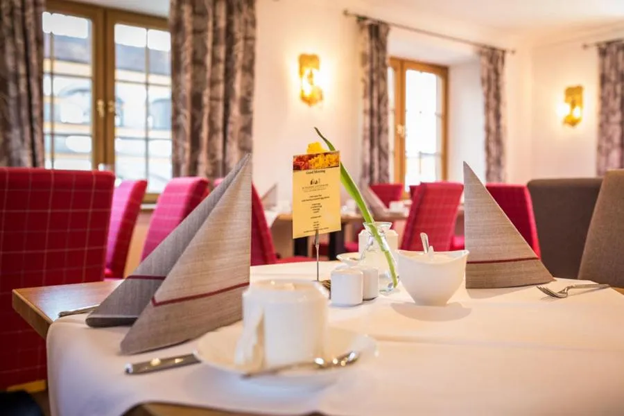 Restaurant/places to eat in Hotel Schloss Leitheim