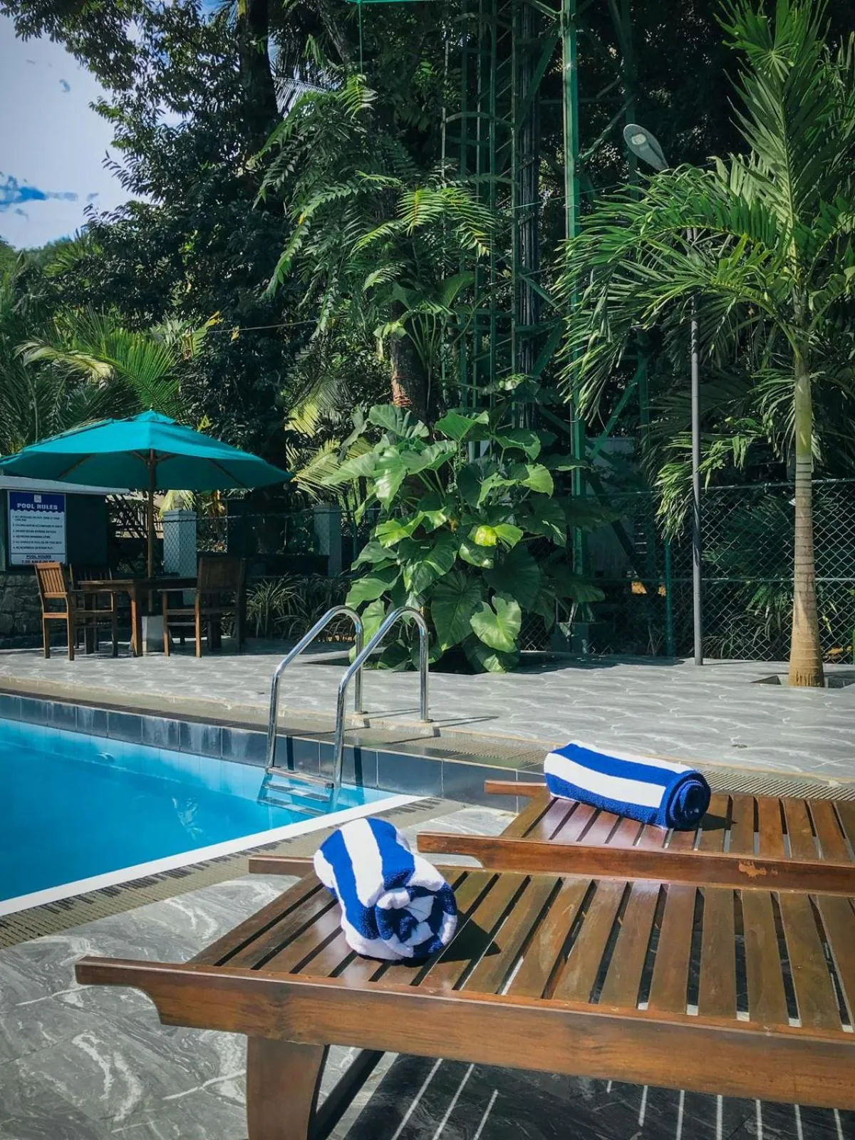 Swimming pool in Hotel Yo Kandy
