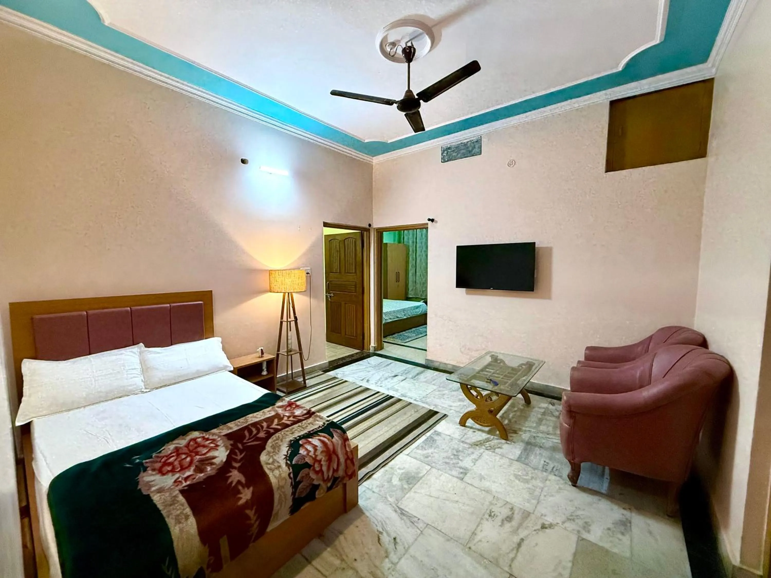 Communal lounge/ TV room, Bed in Madhuraj Villa Homestay