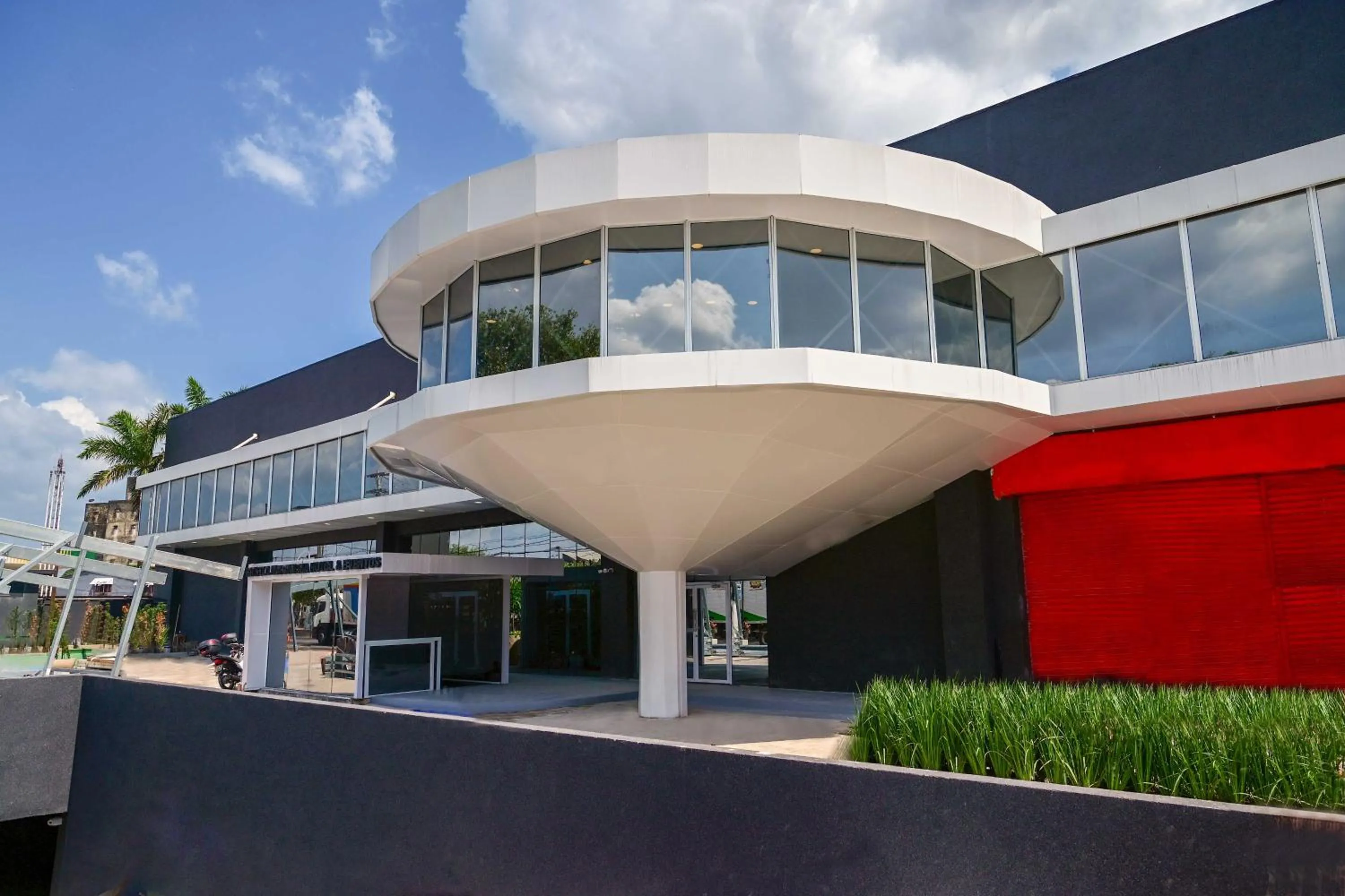 Facade/entrance in Bristol Marambaia Belém