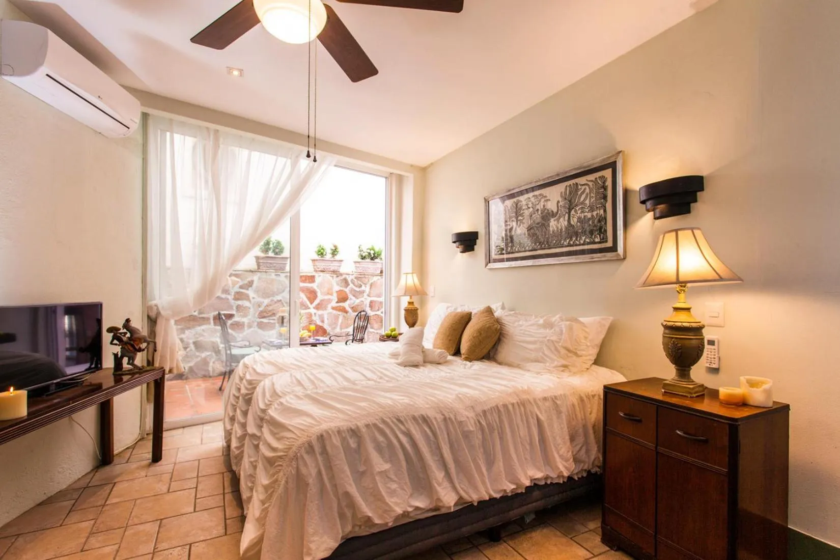 Bed in Garlands Del Rio Riverside Boutique Hotel