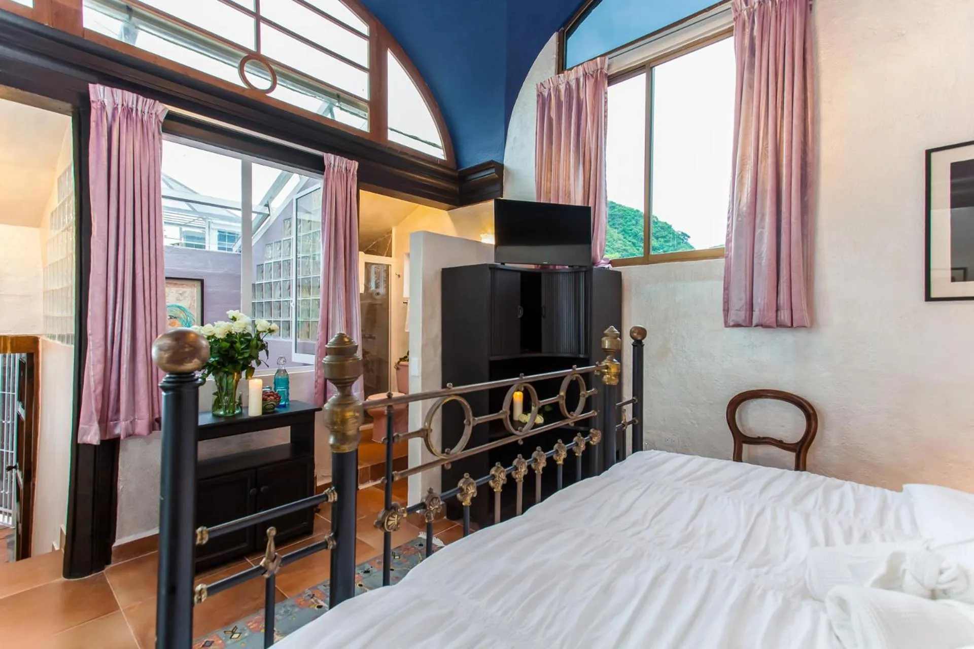 Photo of the whole room, Bed in Garlands Del Rio Riverside Boutique Hotel