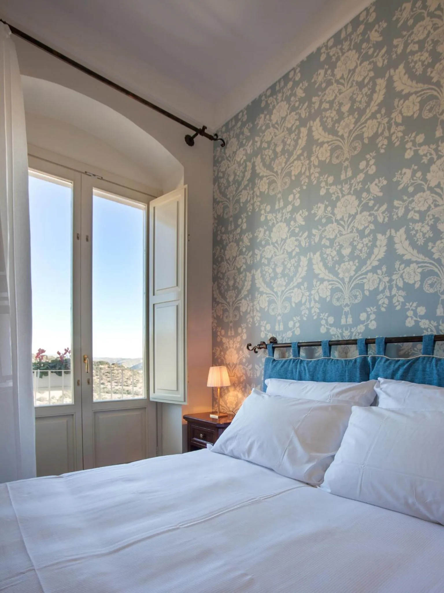 Mountain view, Bed in Il Duomo Relais