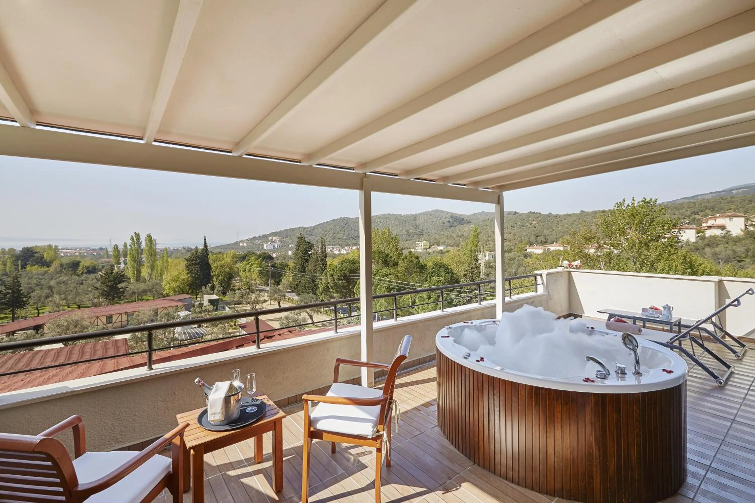 Hot Tub in Ramada Resort Kazdağlari Thermal & Spa