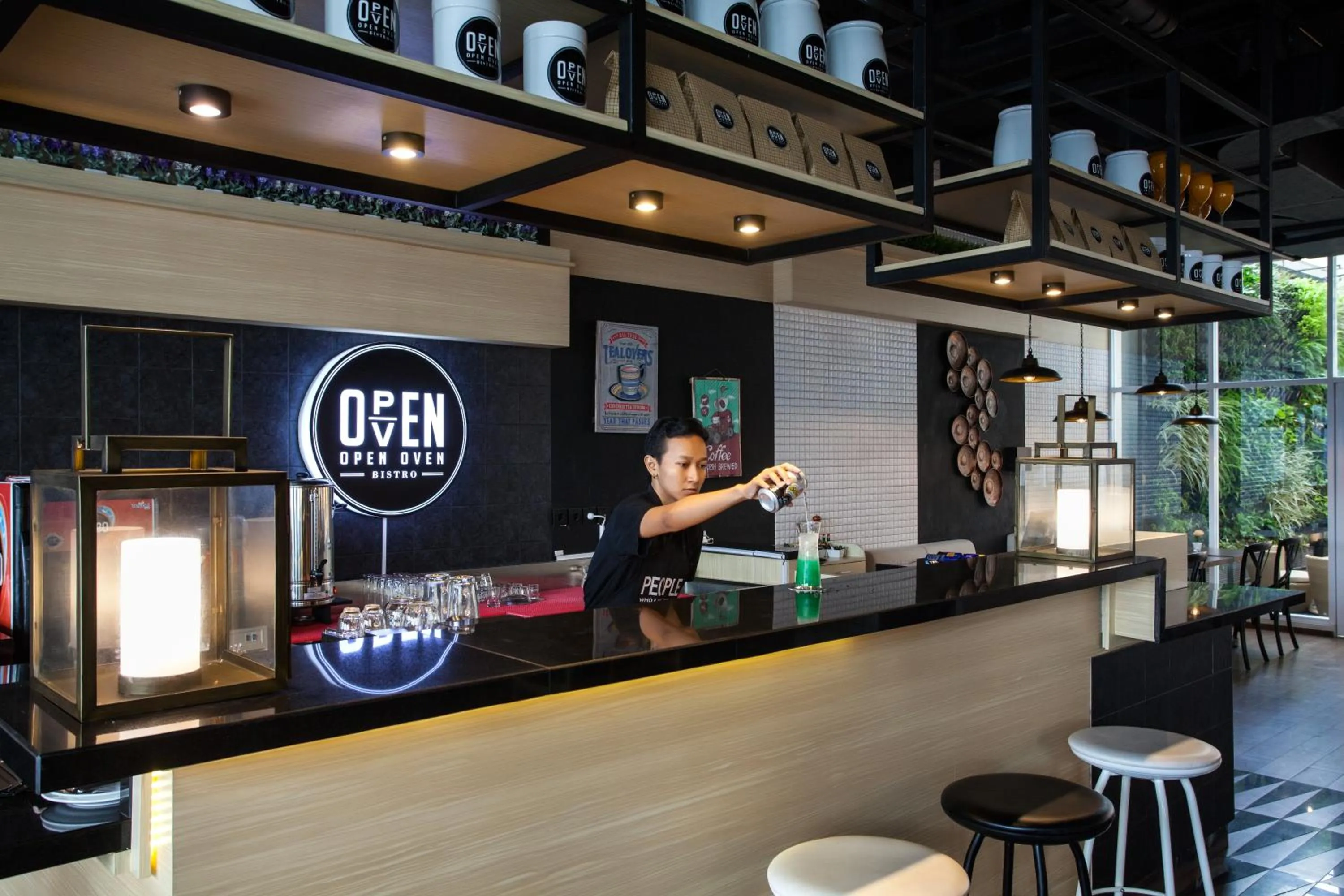 Restaurant/places to eat in MaxOneHotel Tidar Surabaya