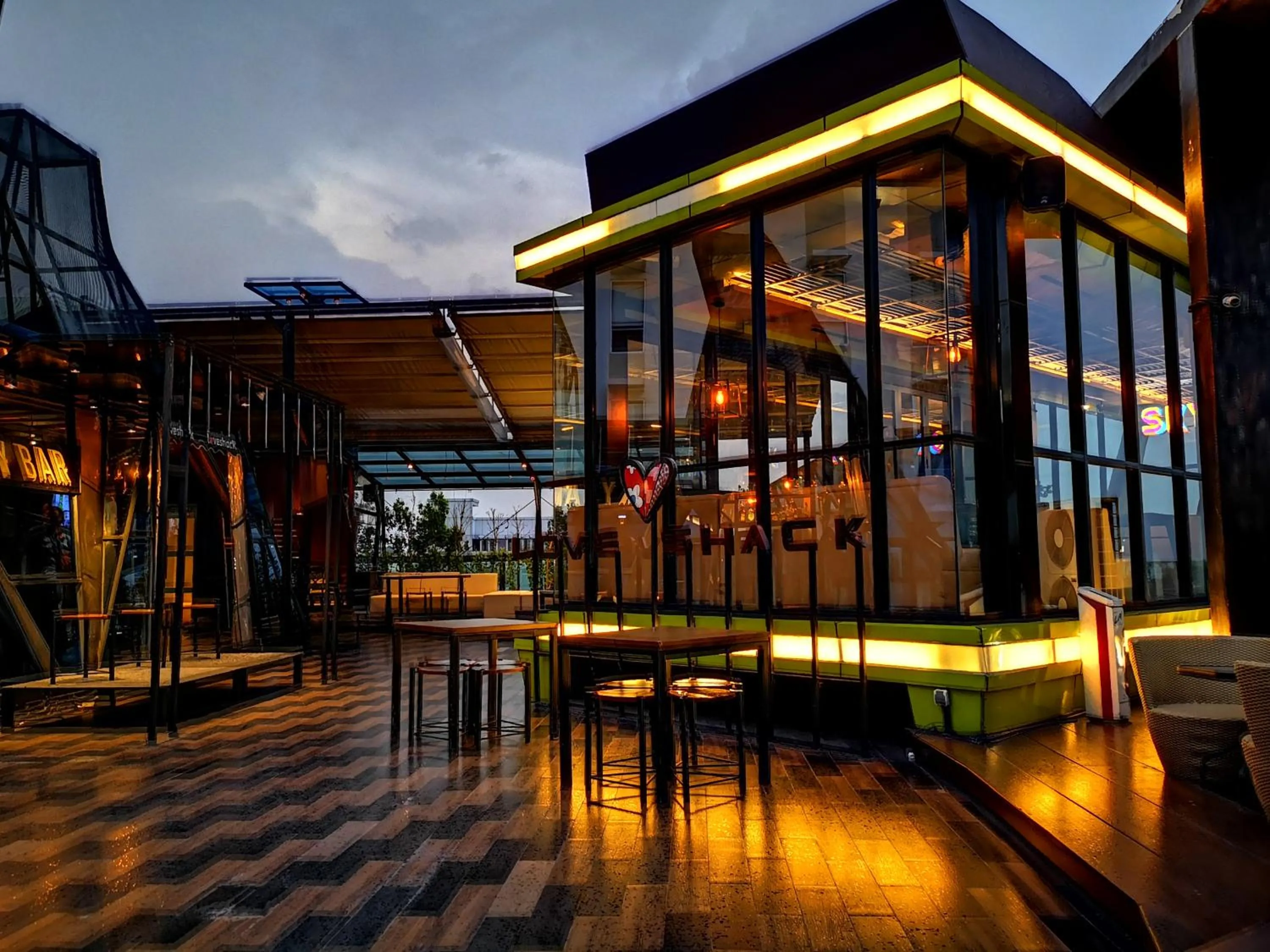 Lounge or bar in MaxOneHotel Tidar Surabaya