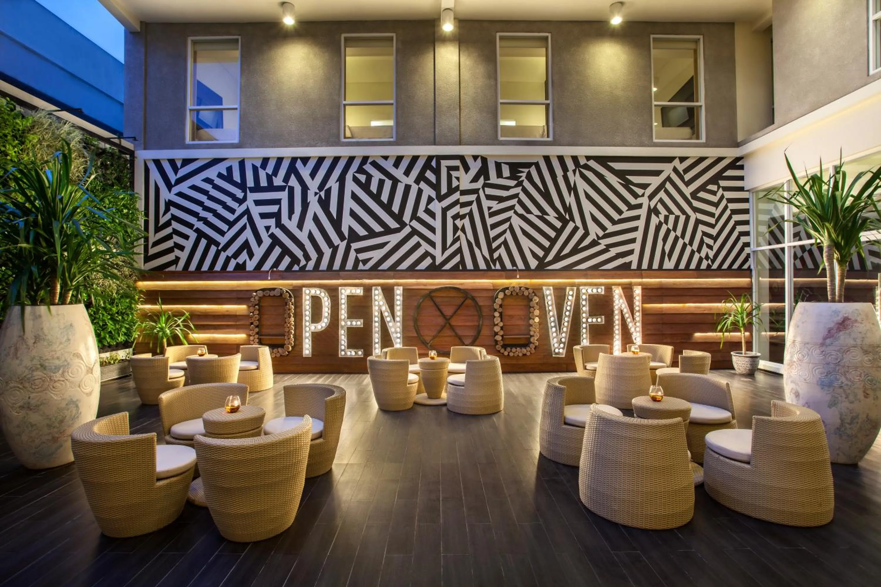 Restaurant/places to eat in MaxOneHotel Tidar Surabaya