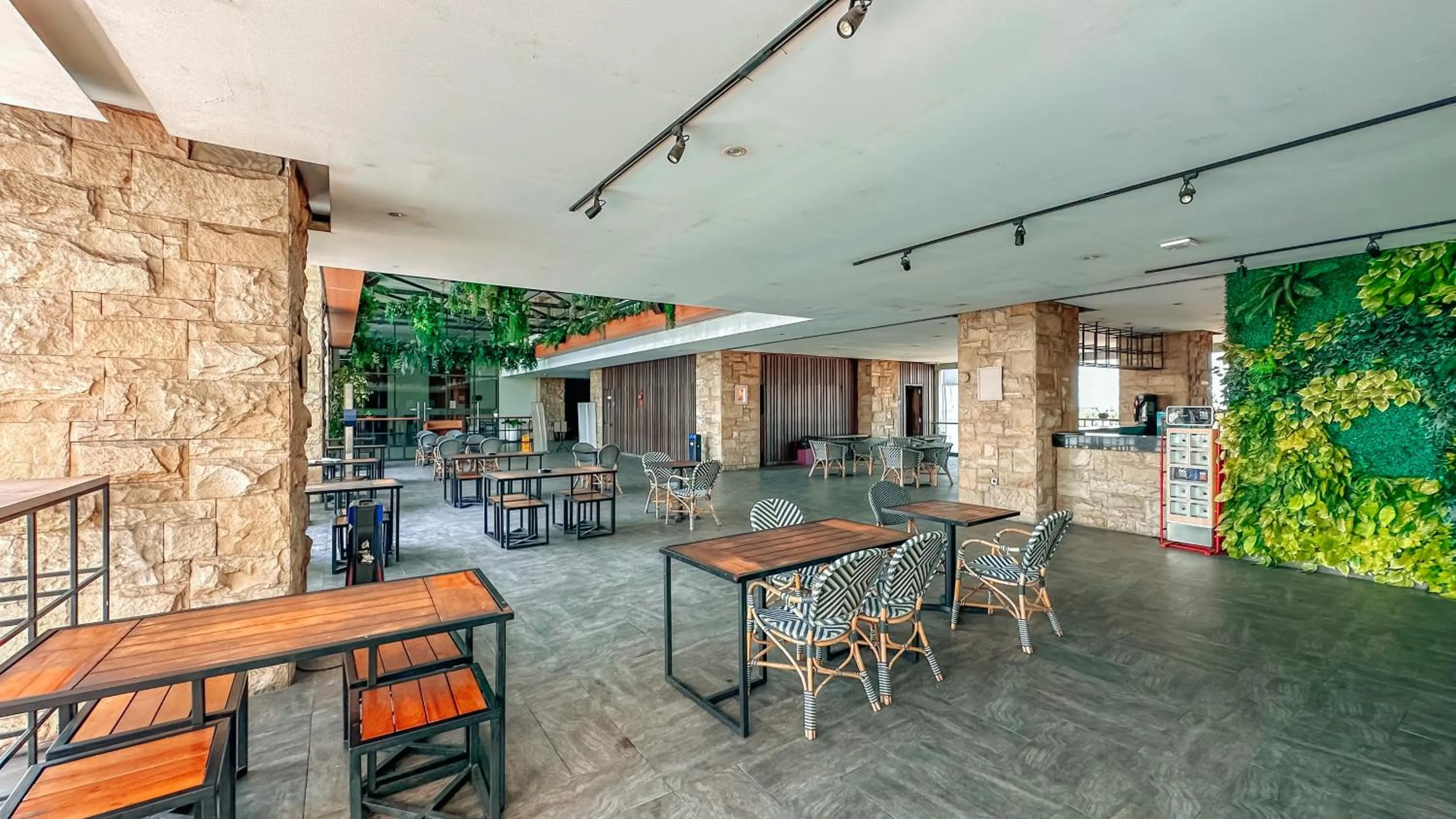 Restaurant/places to eat in Swiss-Belinn Karawang