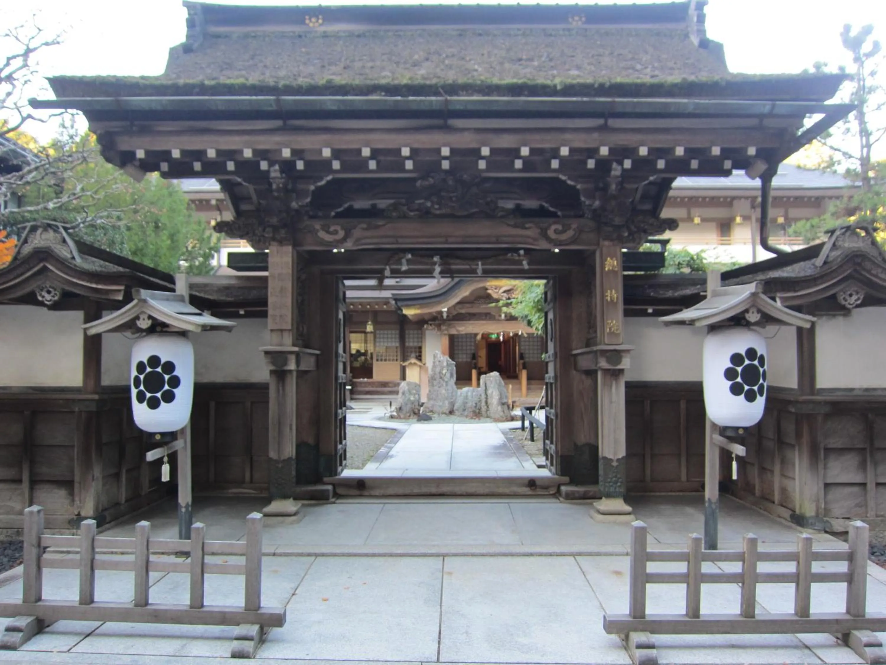 Facade/entrance in 高野山 宿坊 総持院 -Koyasan Shukubo Sojiin-