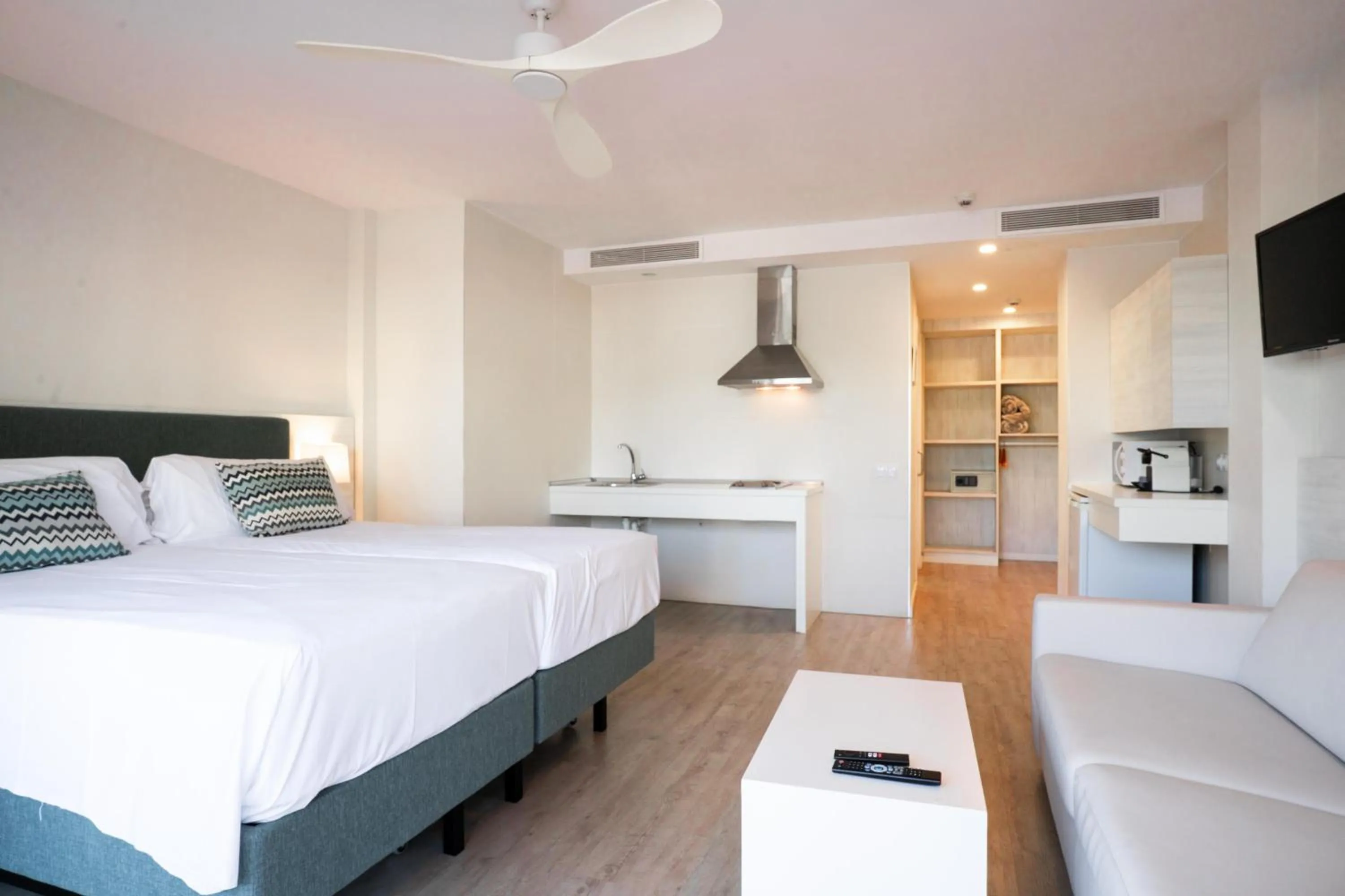 Photo of the whole room, Bed in INN Mallorca Aparthotel