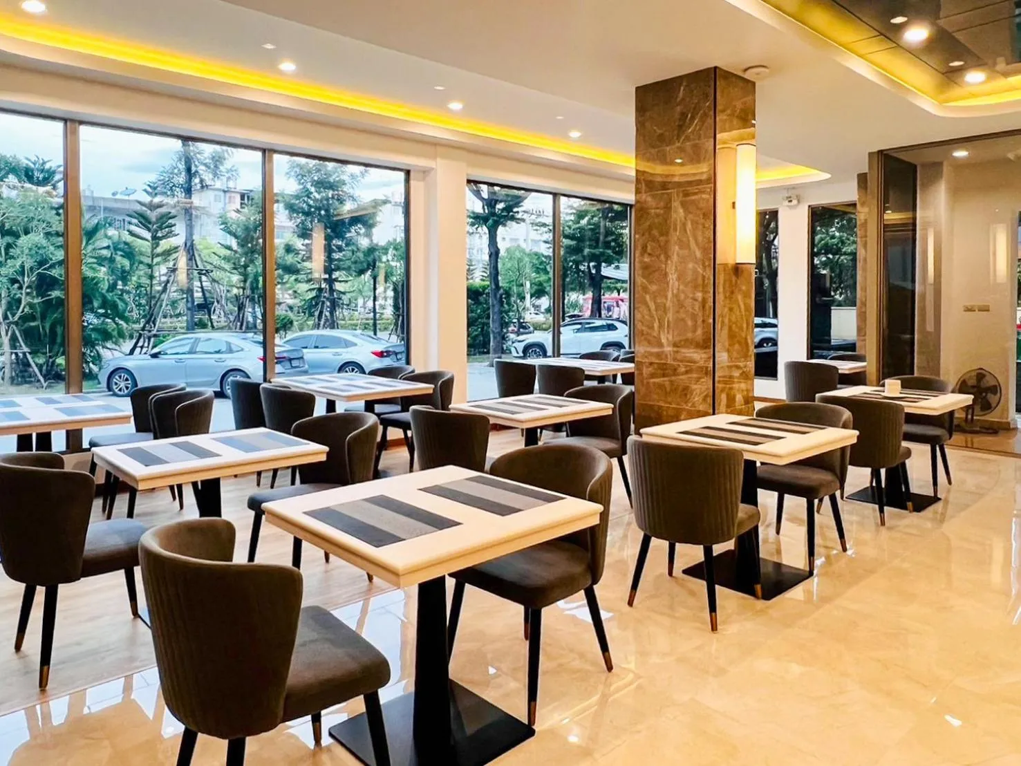Restaurant/places to eat in The Proud Exclusive Hotel-SHA Plus