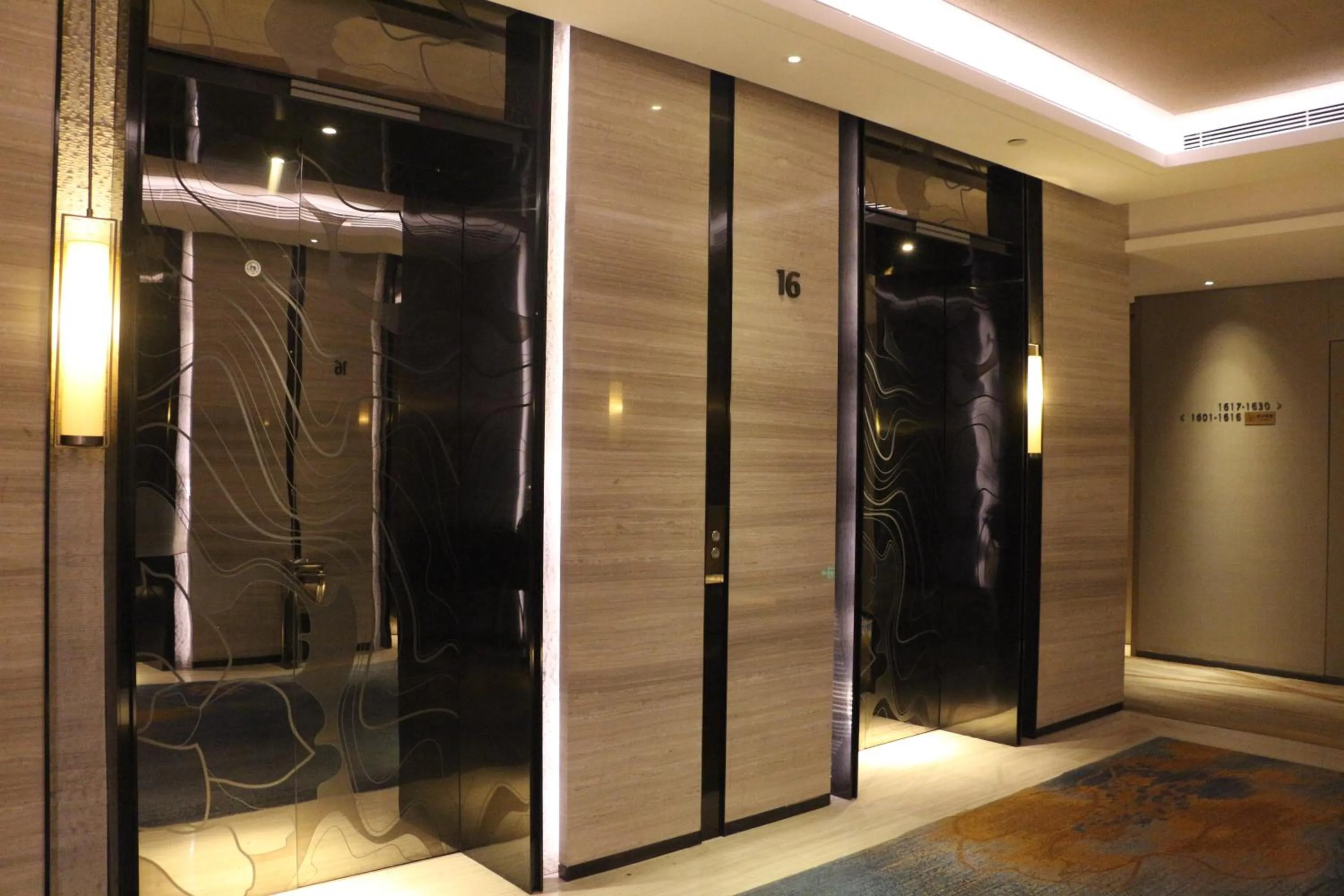 elevator in Wanda Realm Huangshi