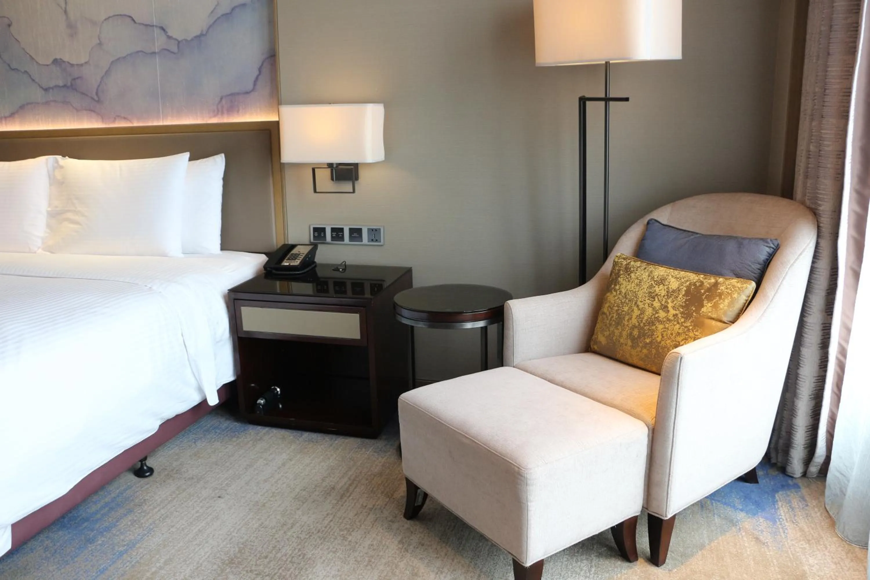 Seating area, Bed in Wanda Realm Huangshi