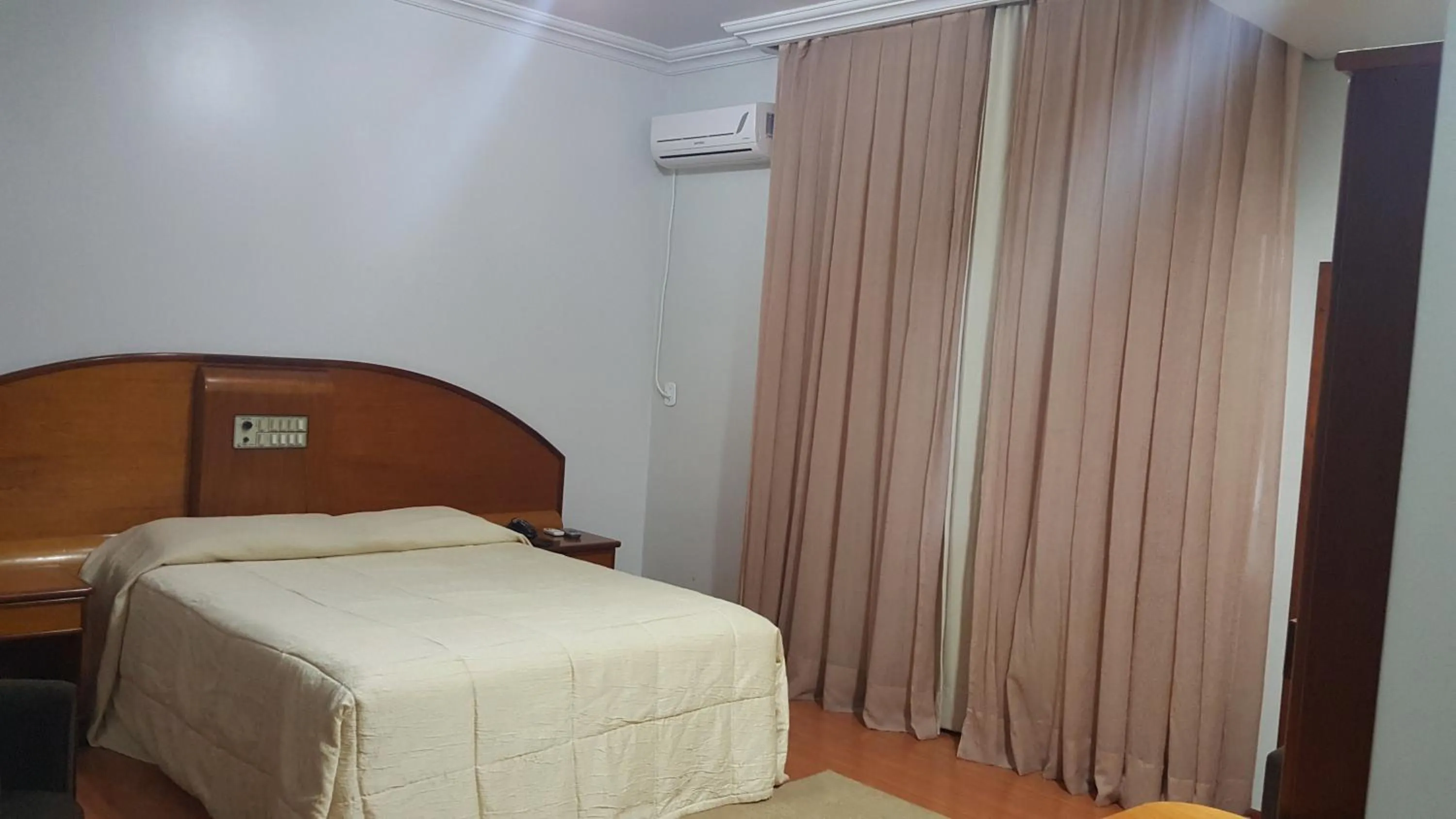 Bed in Cristal Executive Hotel