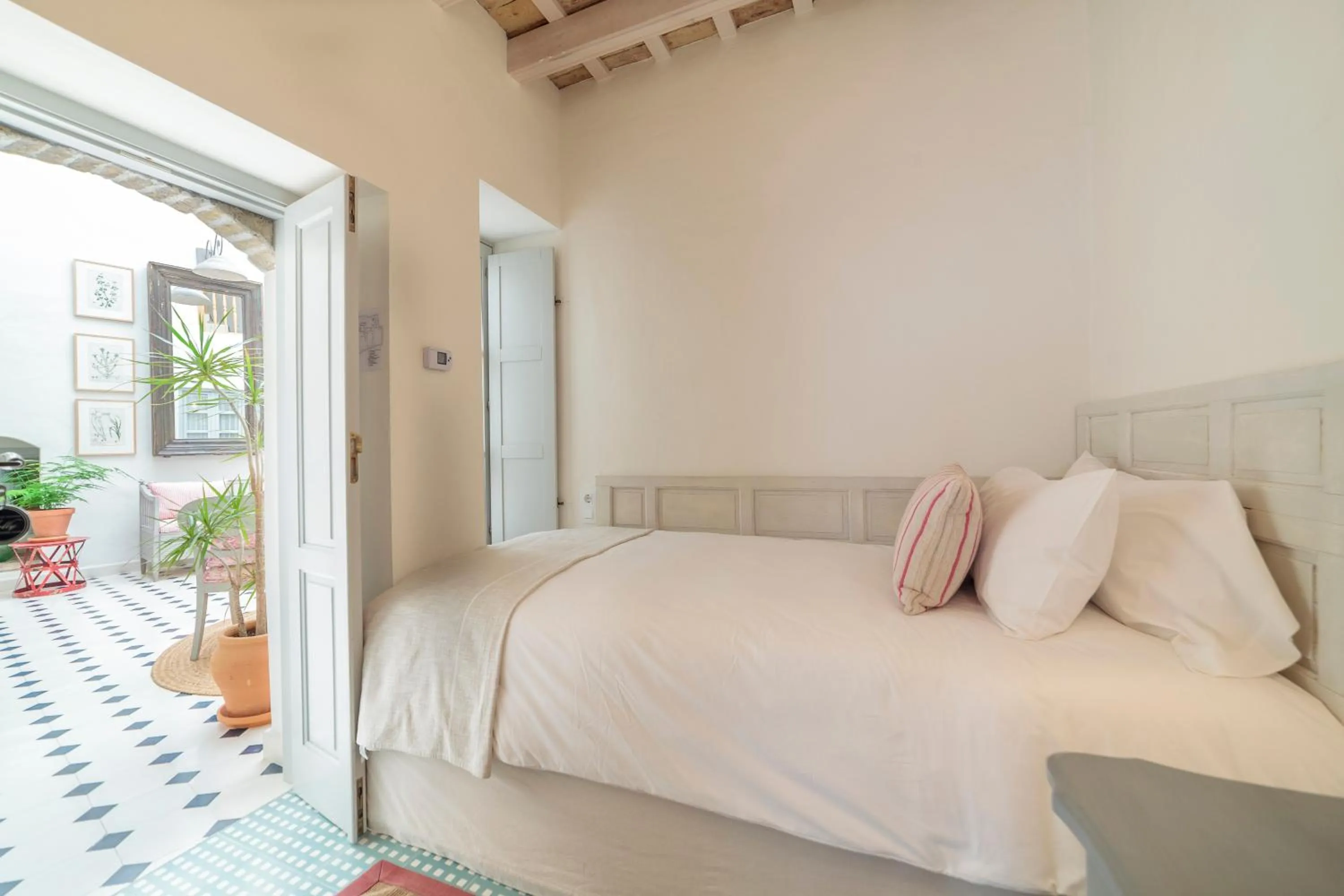 Decorative detail, Bed in Casa Shelly Hospedería