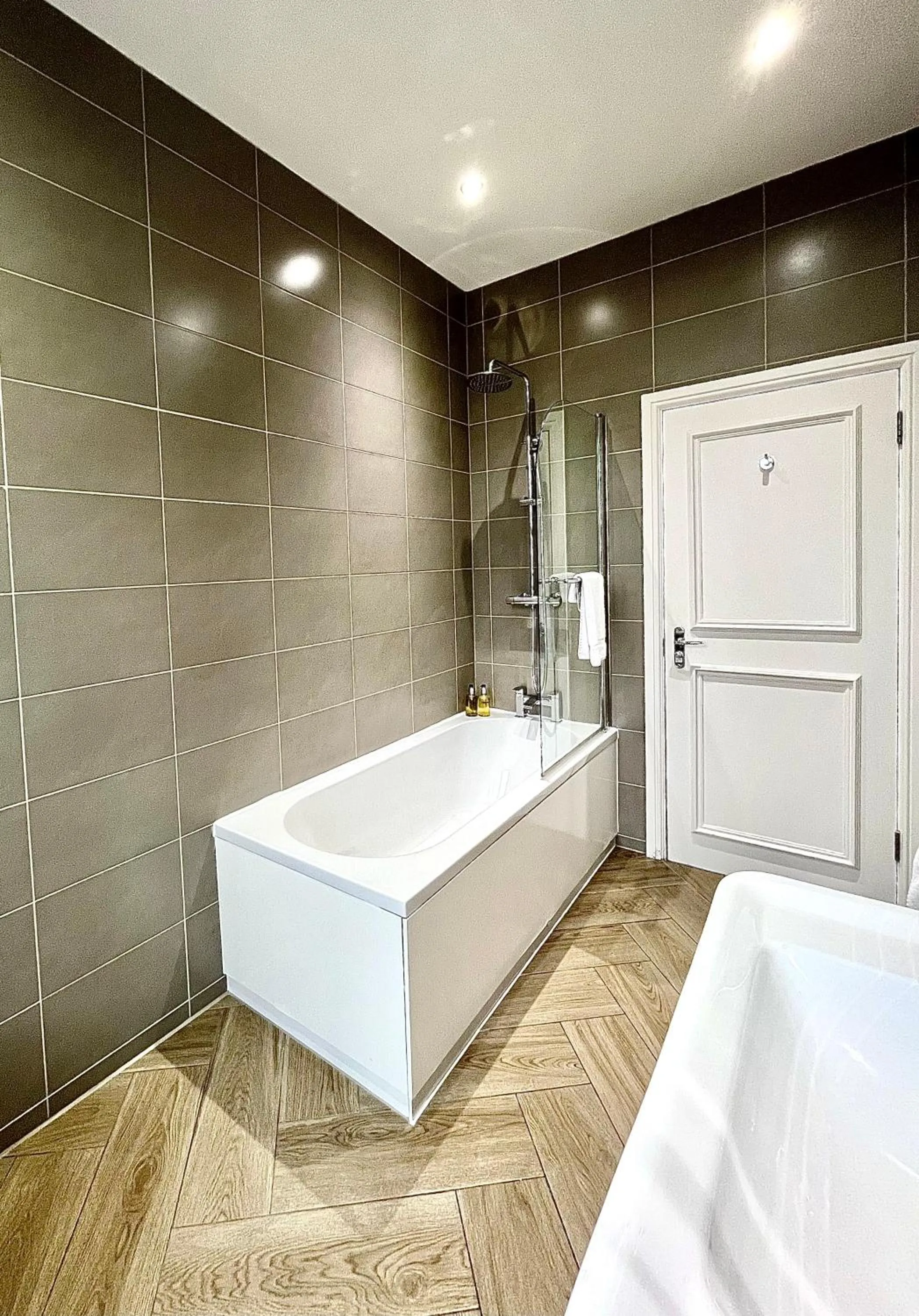 Shower, Bed in Mode Apartments St Annes