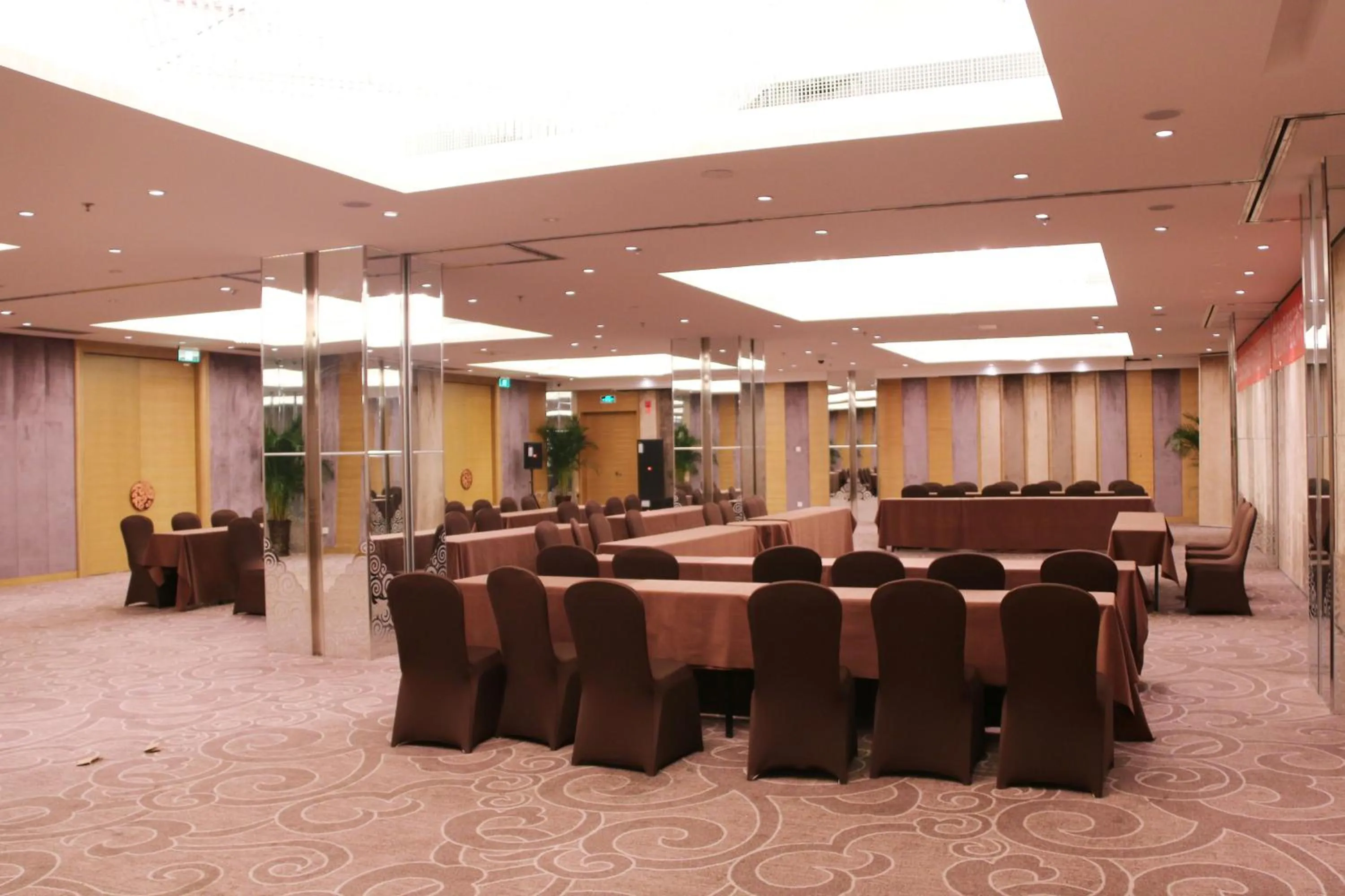 Meeting/conference room in Holiday Inn Xi'an Big Goose Pagoda, an IHG Hotel