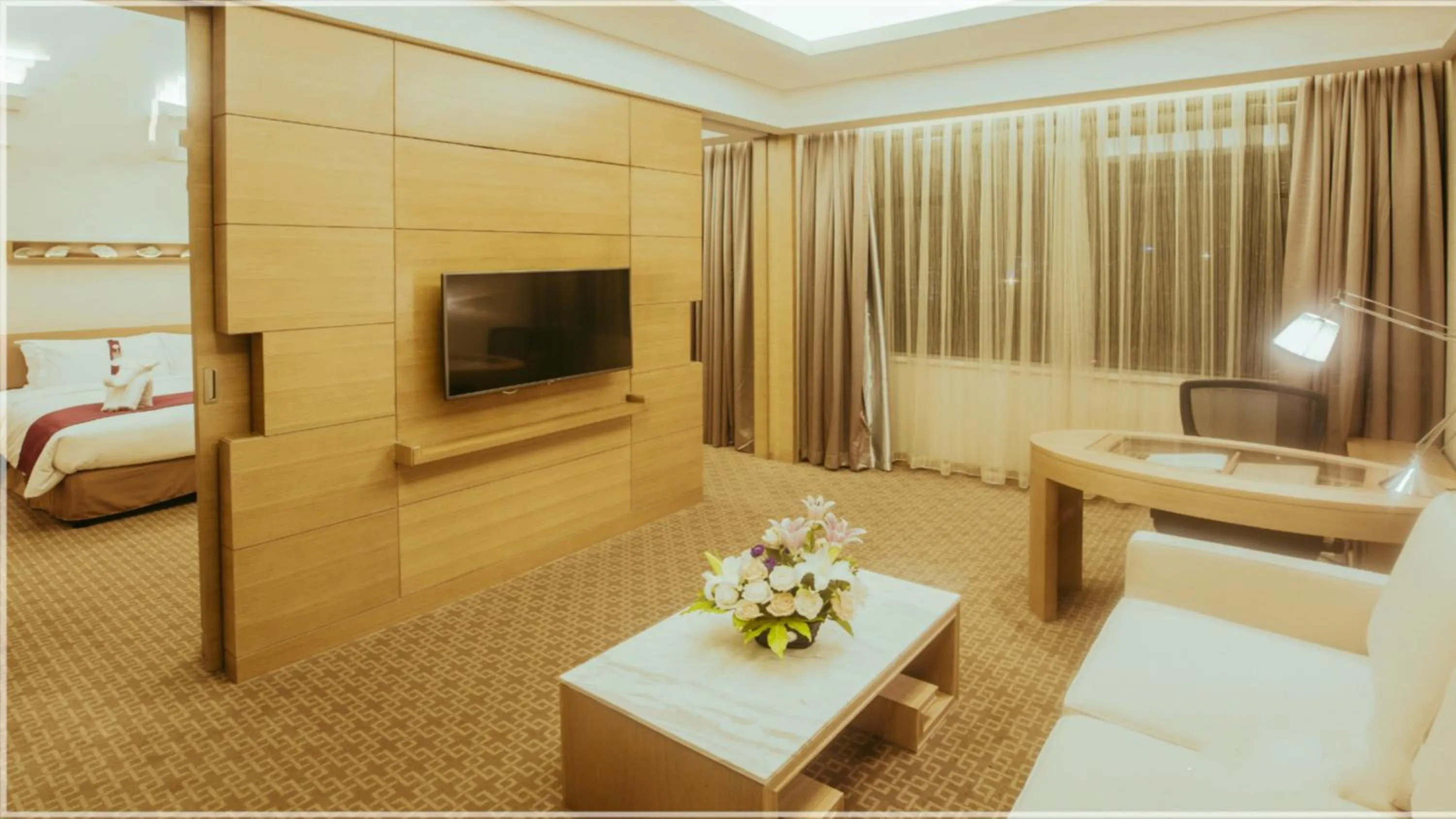 Photo of the whole room, TV/Entertainment Center in Holiday Inn Xi'an Big Goose Pagoda, an IHG Hotel