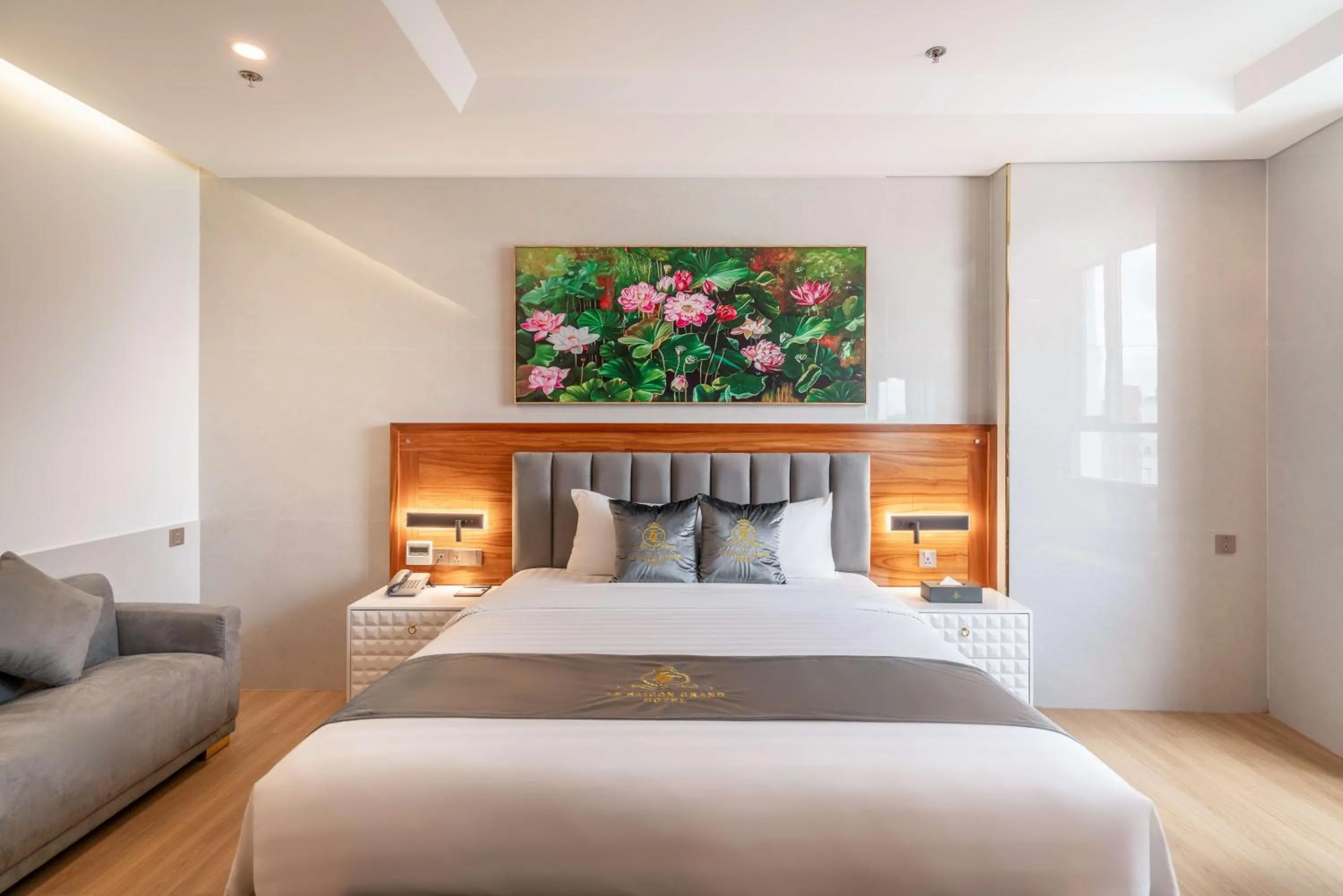 Bed in Le Saigon Grand Hotel