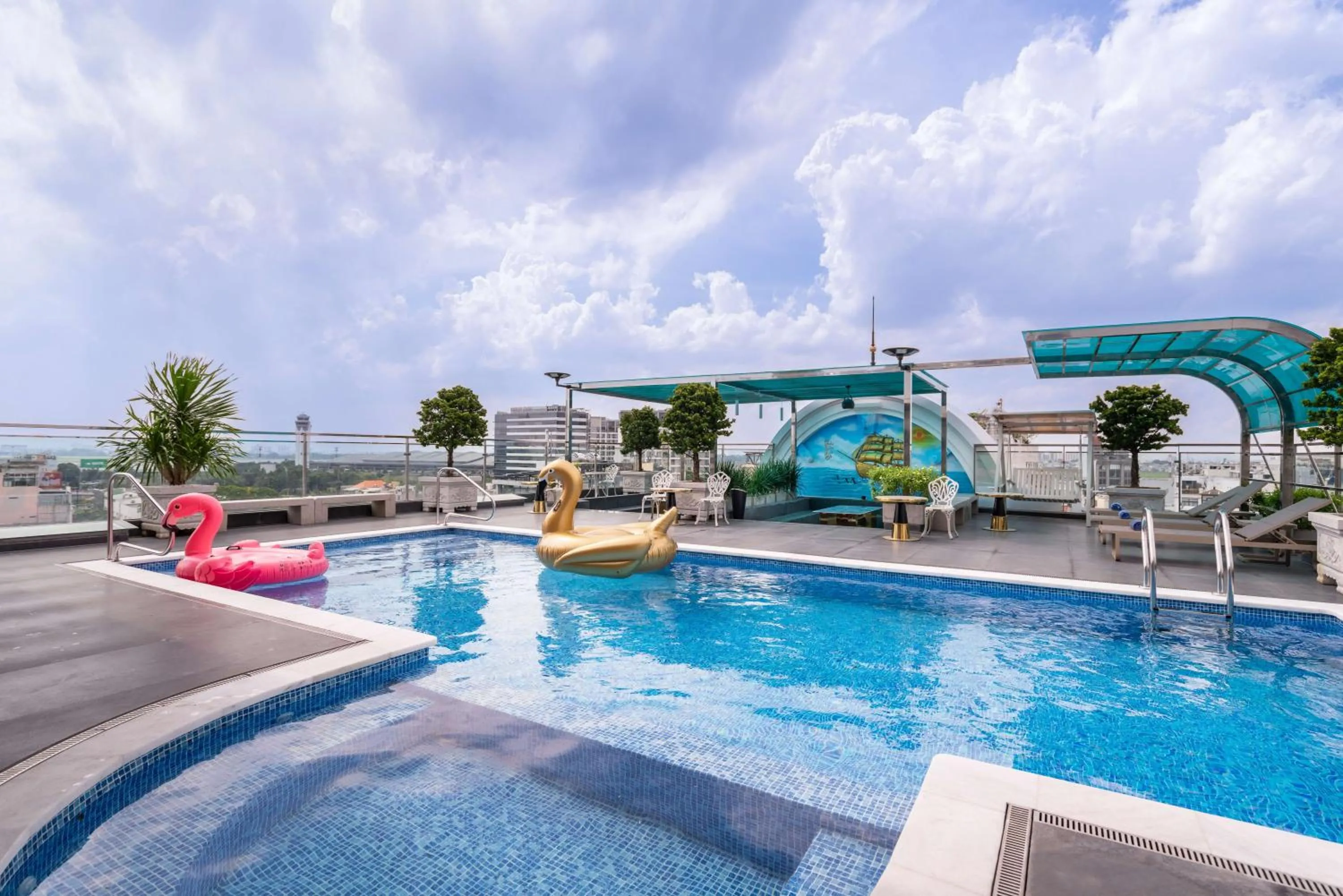 Swimming pool in Le Saigon Grand Hotel