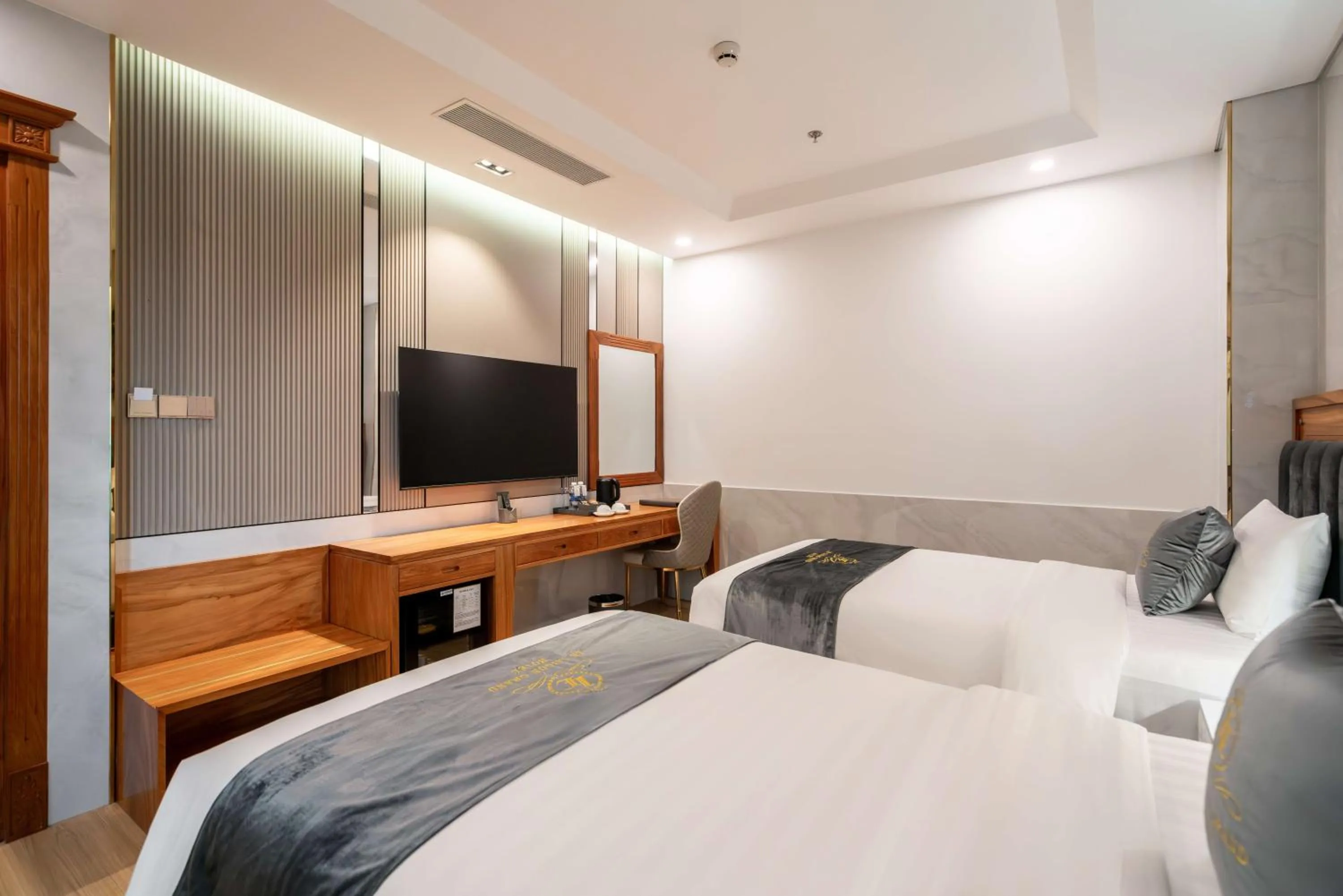 Bed in Le Saigon Grand Hotel