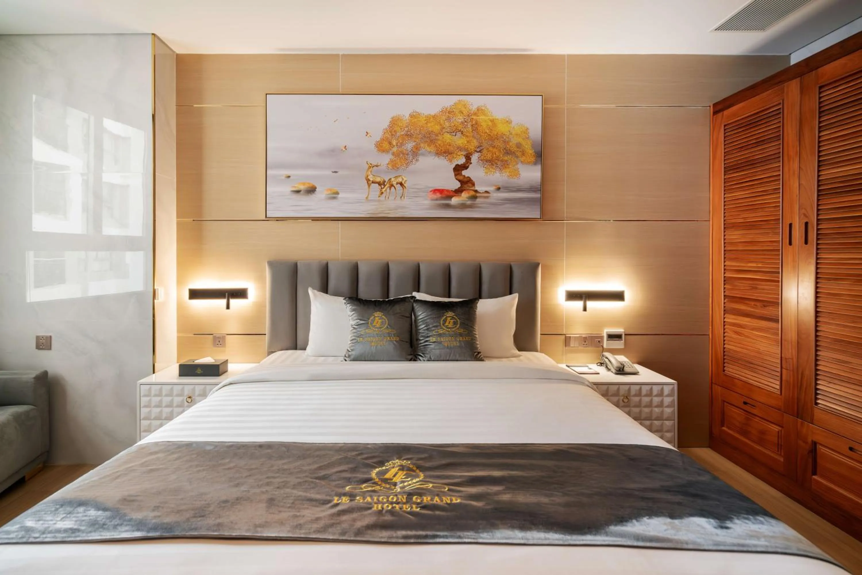 Bed in Le Saigon Grand Hotel