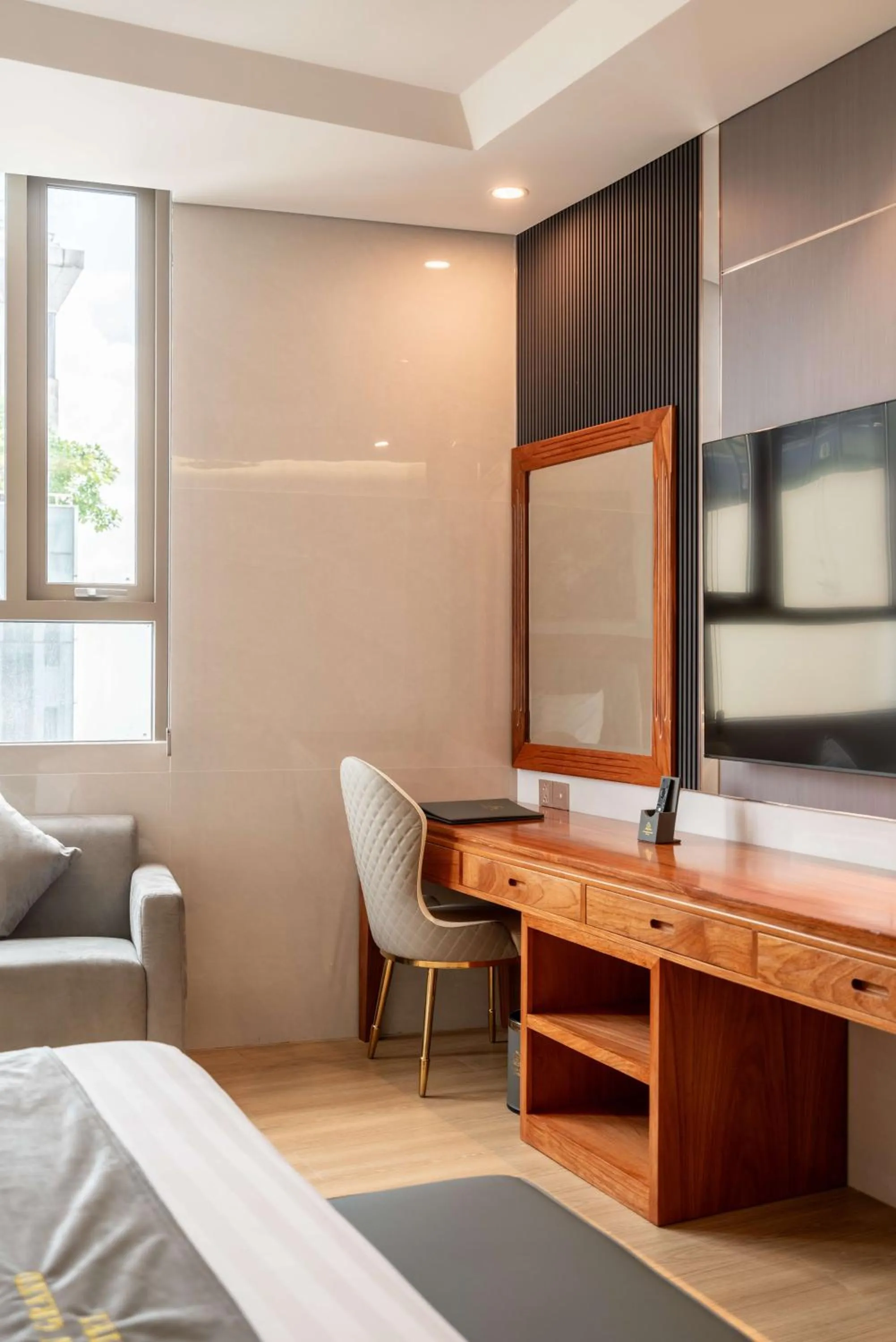 Bed in Le Saigon Grand Hotel