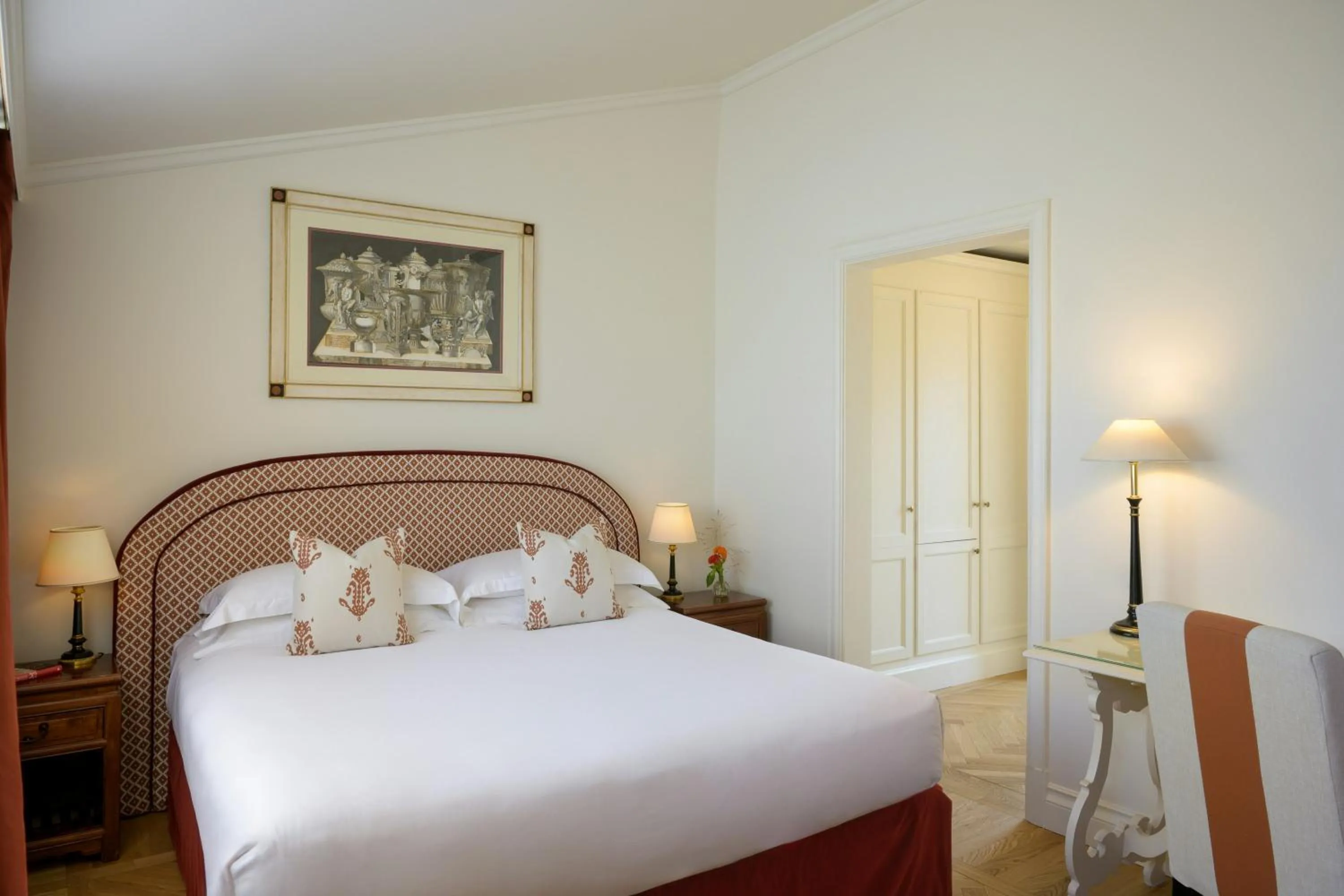 Property building, Bed in Grand Hotel Continental Siena - Starhotels Collezione