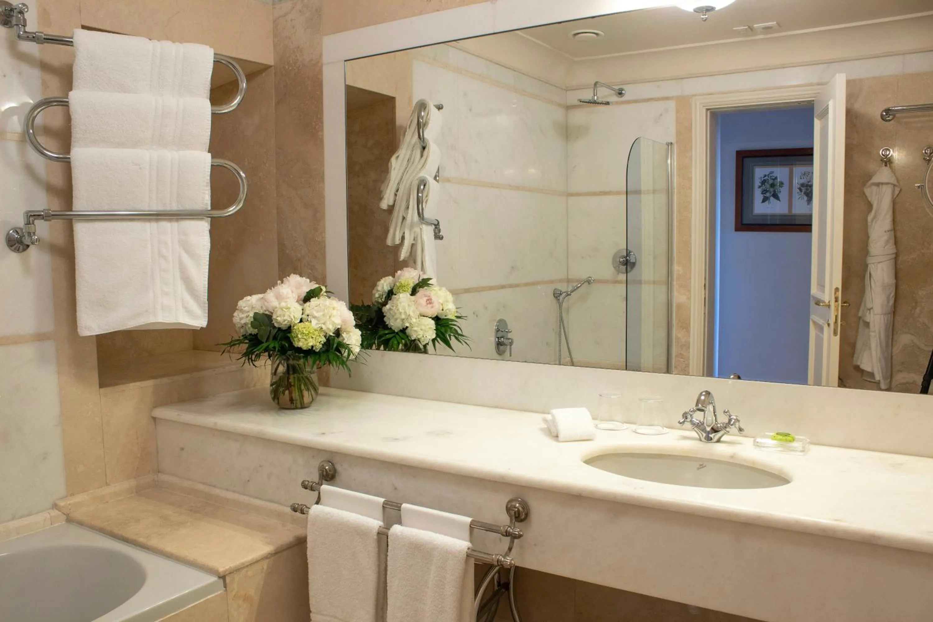 Bathroom in Grand Hotel Continental Siena - Starhotels Collezione