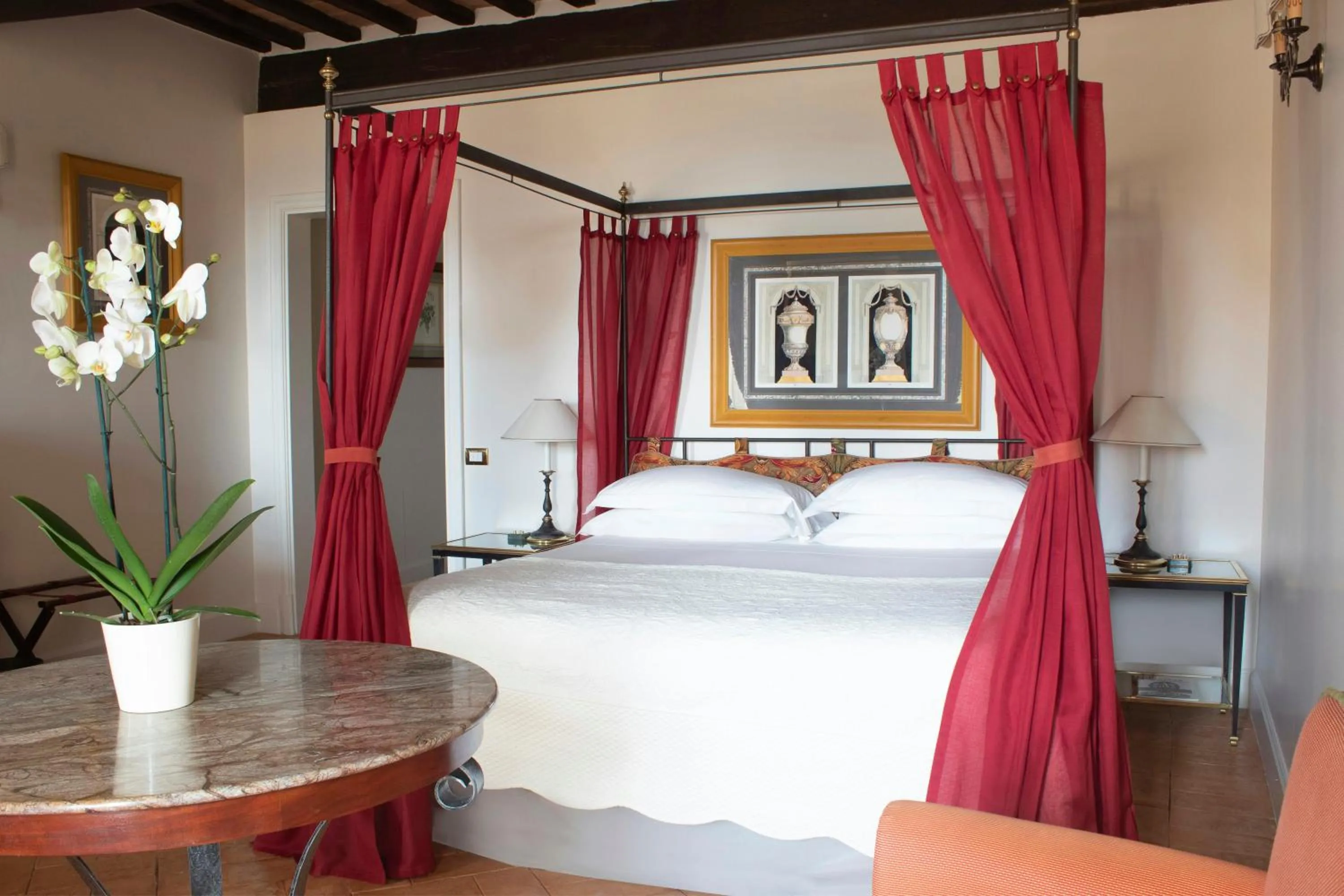 Photo of the whole room, Bed in Grand Hotel Continental Siena - Starhotels Collezione