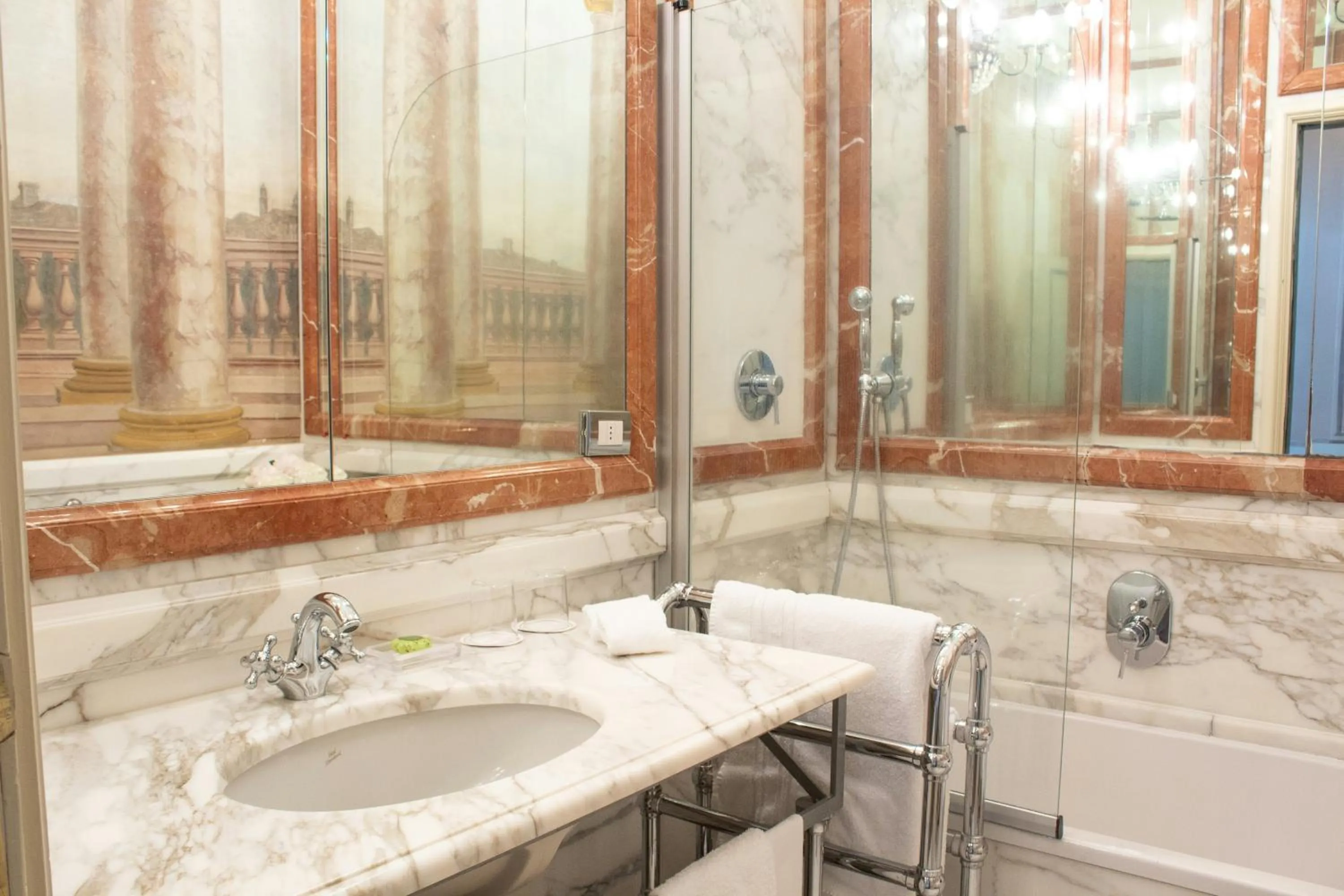 Bathroom in Grand Hotel Continental Siena - Starhotels Collezione