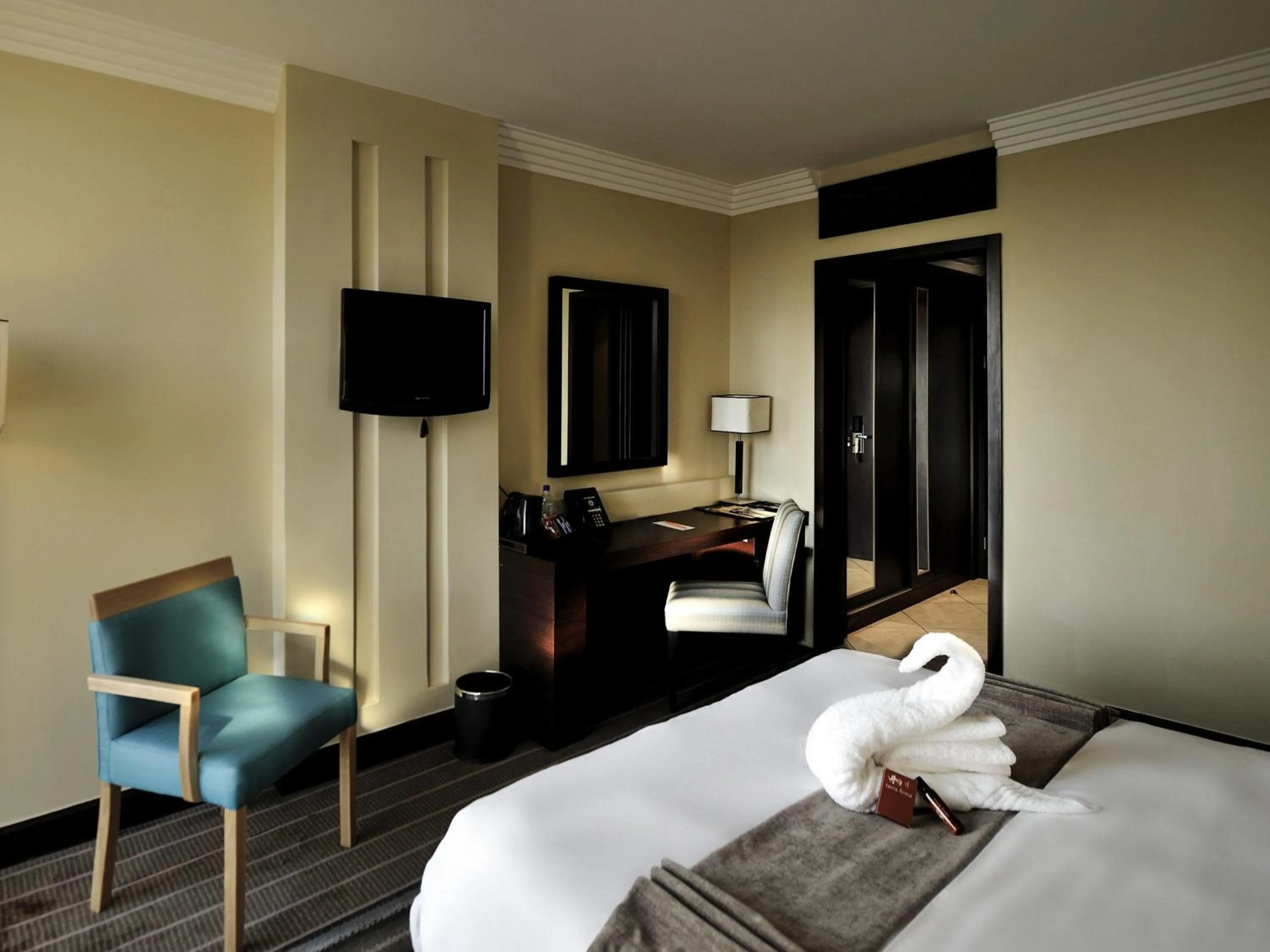 Bedroom, Bed in Pullman Lubumbashi Grand Karavia.