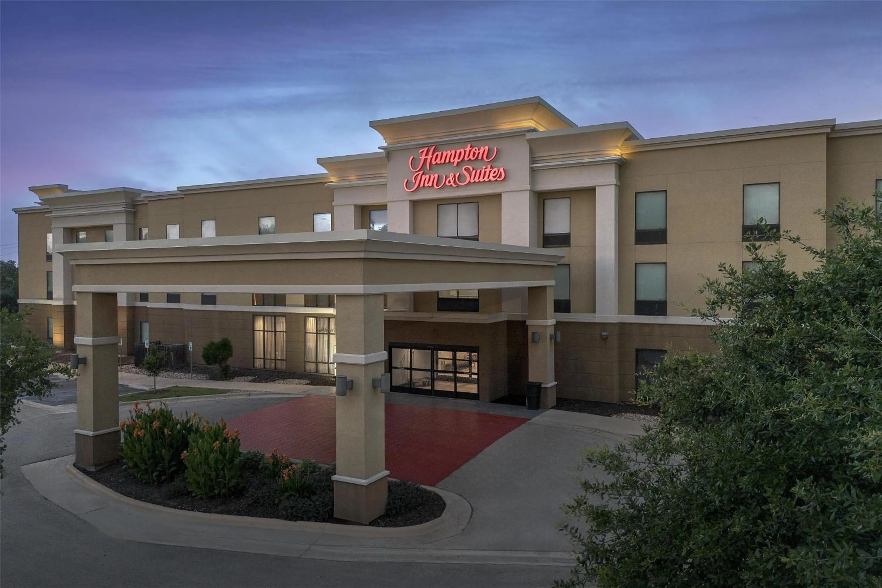 Property building in Hampton Inn and Suites Georgetown/Austin North, TX