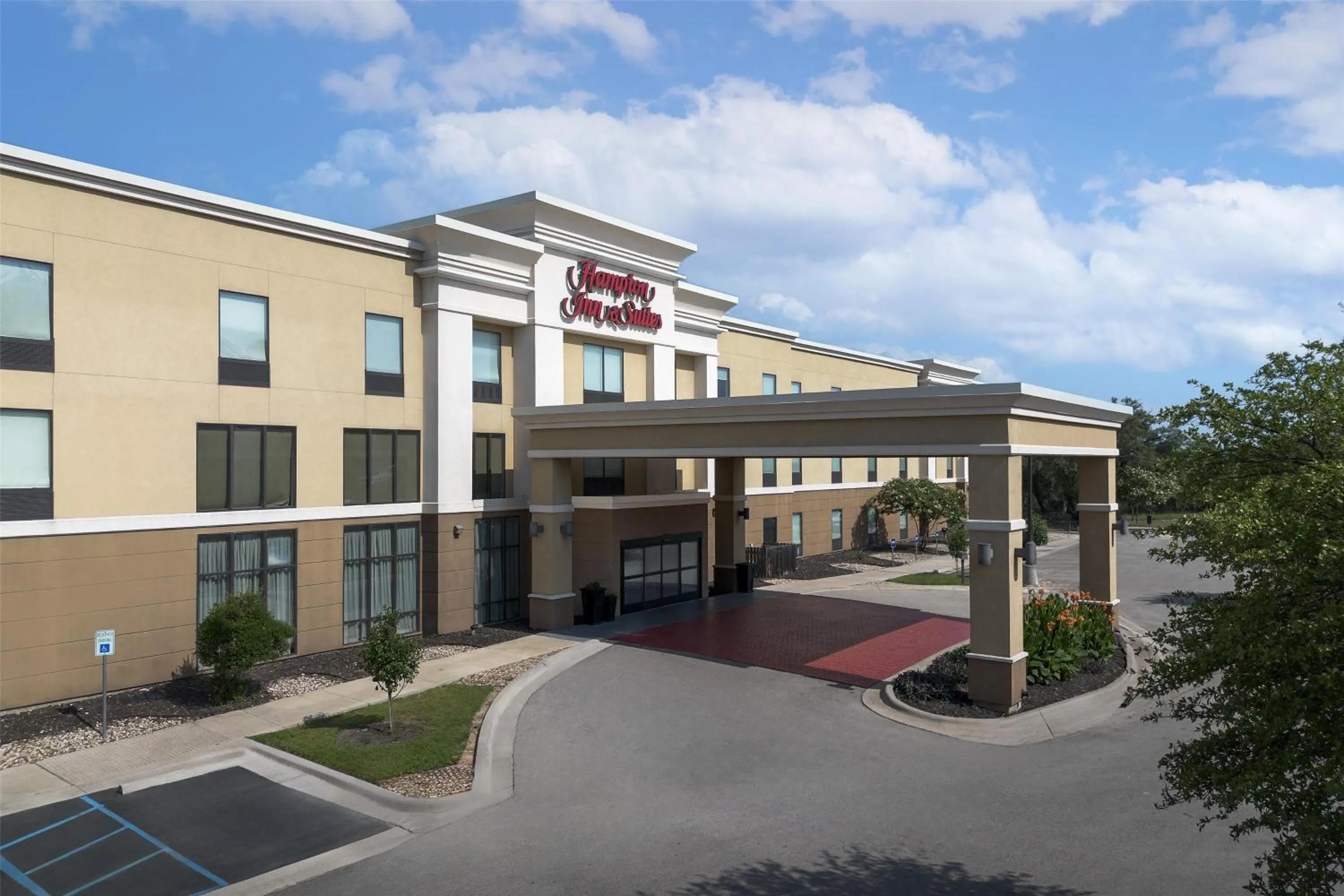 Property building in Hampton Inn and Suites Georgetown/Austin North, TX
