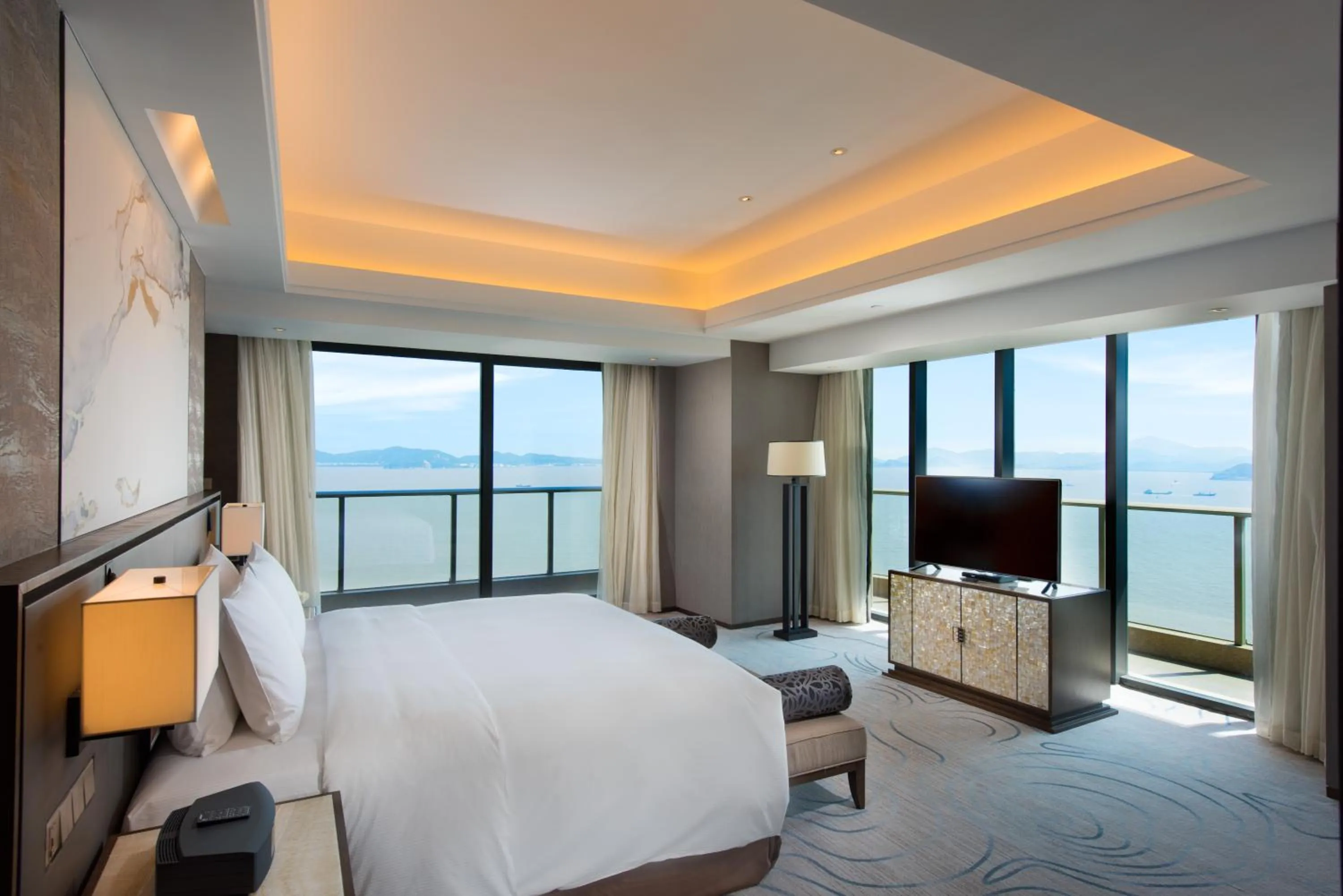 Photo of the whole room, Bed in Hilton Zhoushan