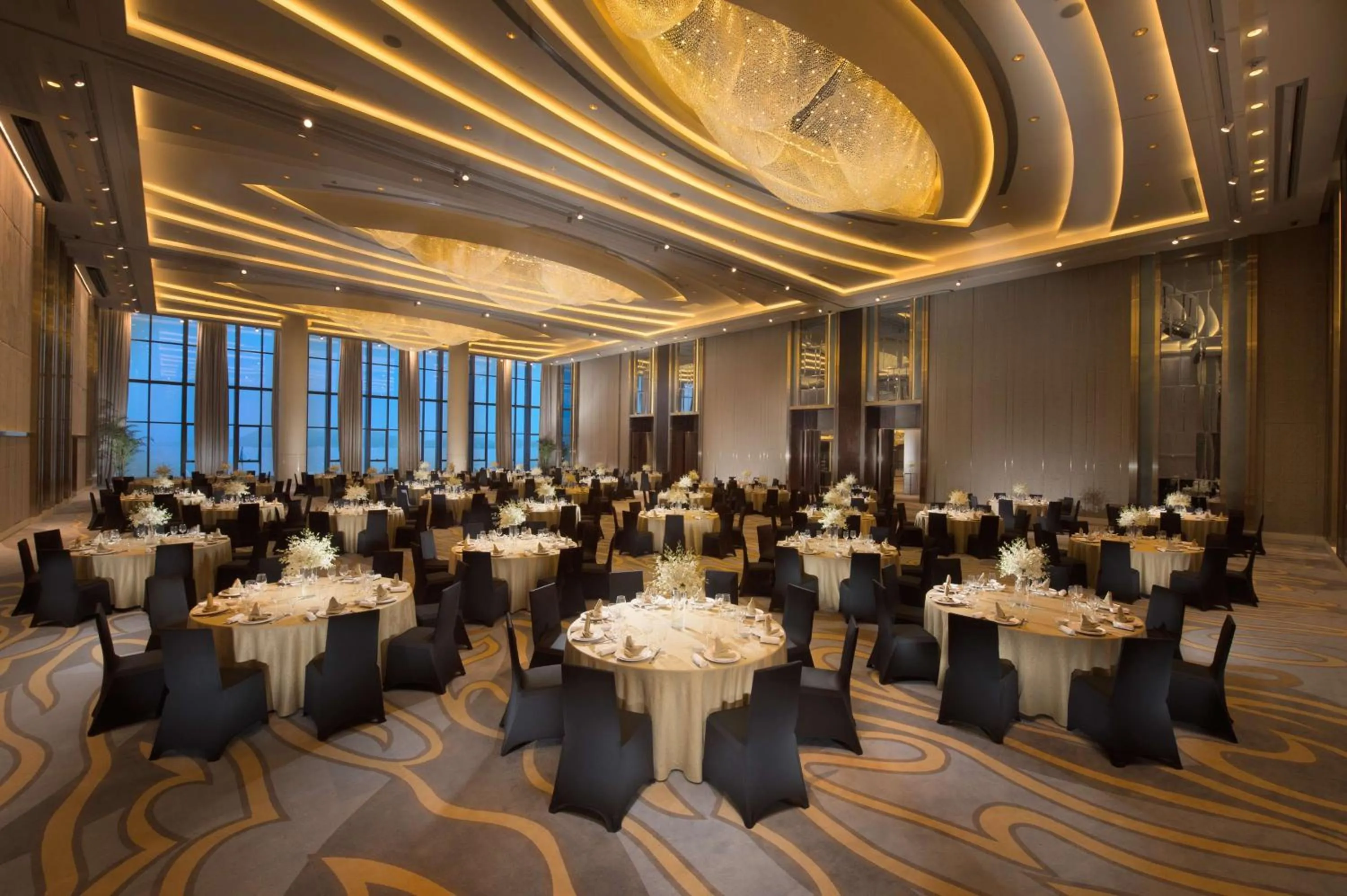 Dining area in Hilton Zhoushan