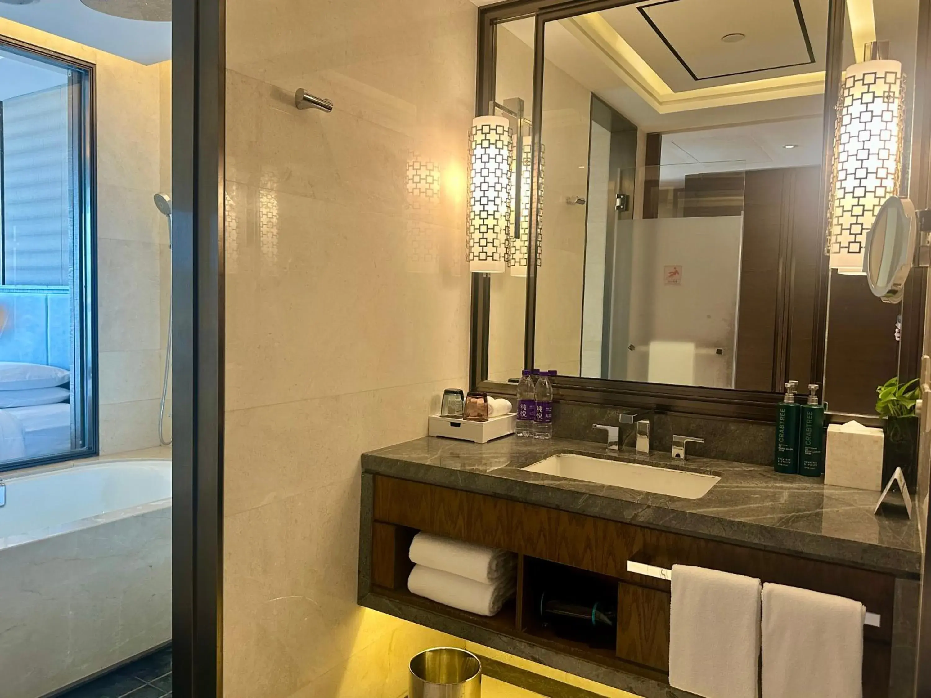 Deluxe Lake View King Room in Hilton Zhoushan Deluxe Lake View King Room in Hilton Zhoushan