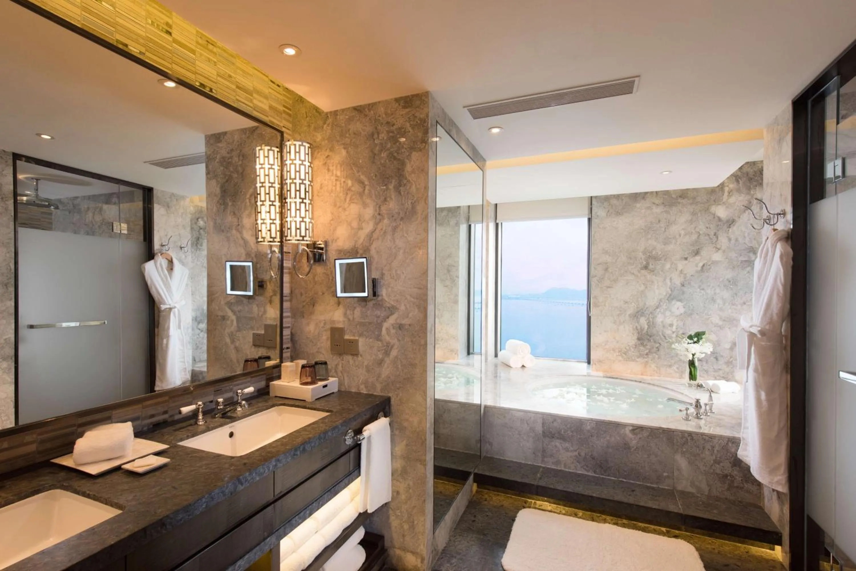 Bathroom in Hilton Zhoushan