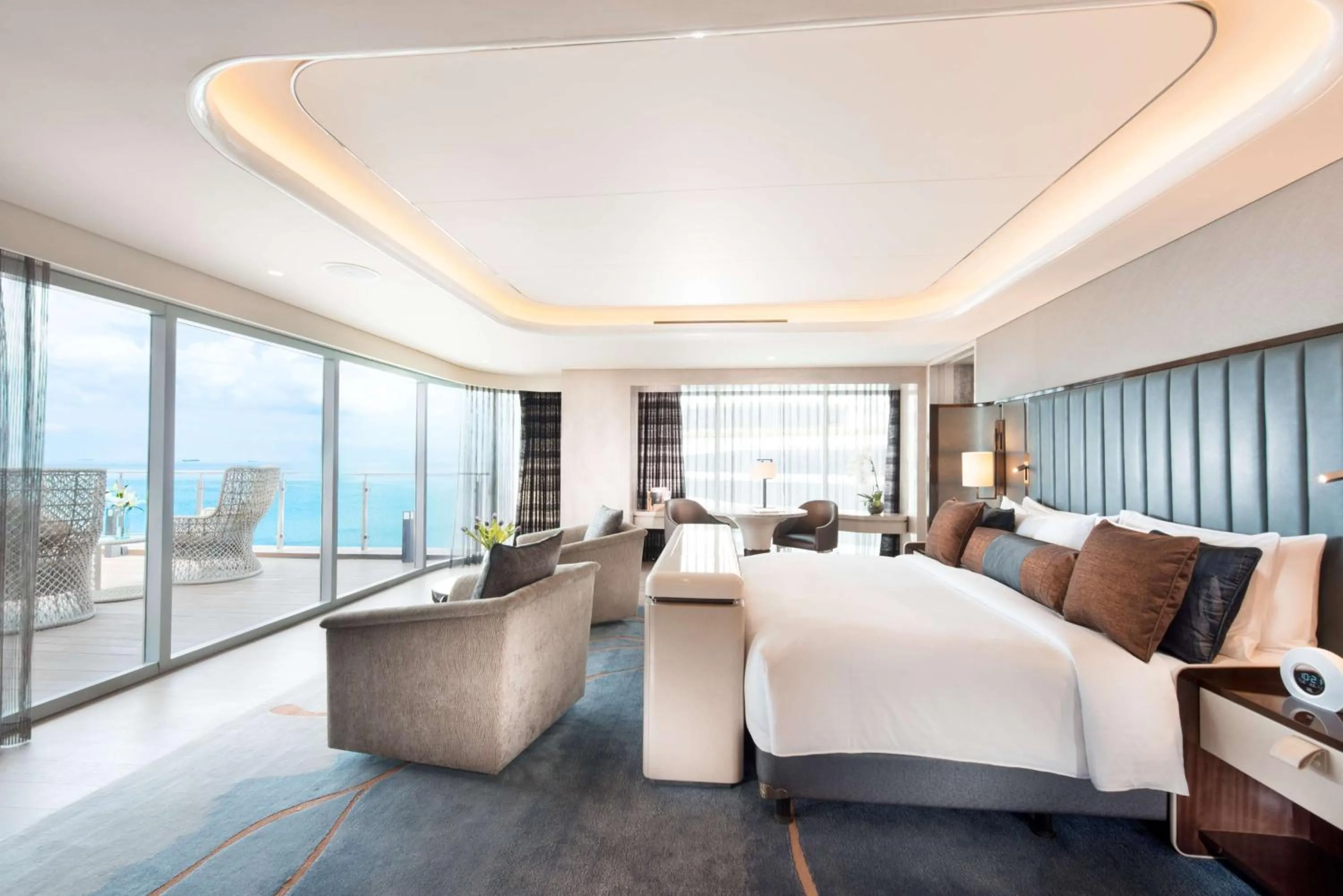 Bed in Conrad Manila