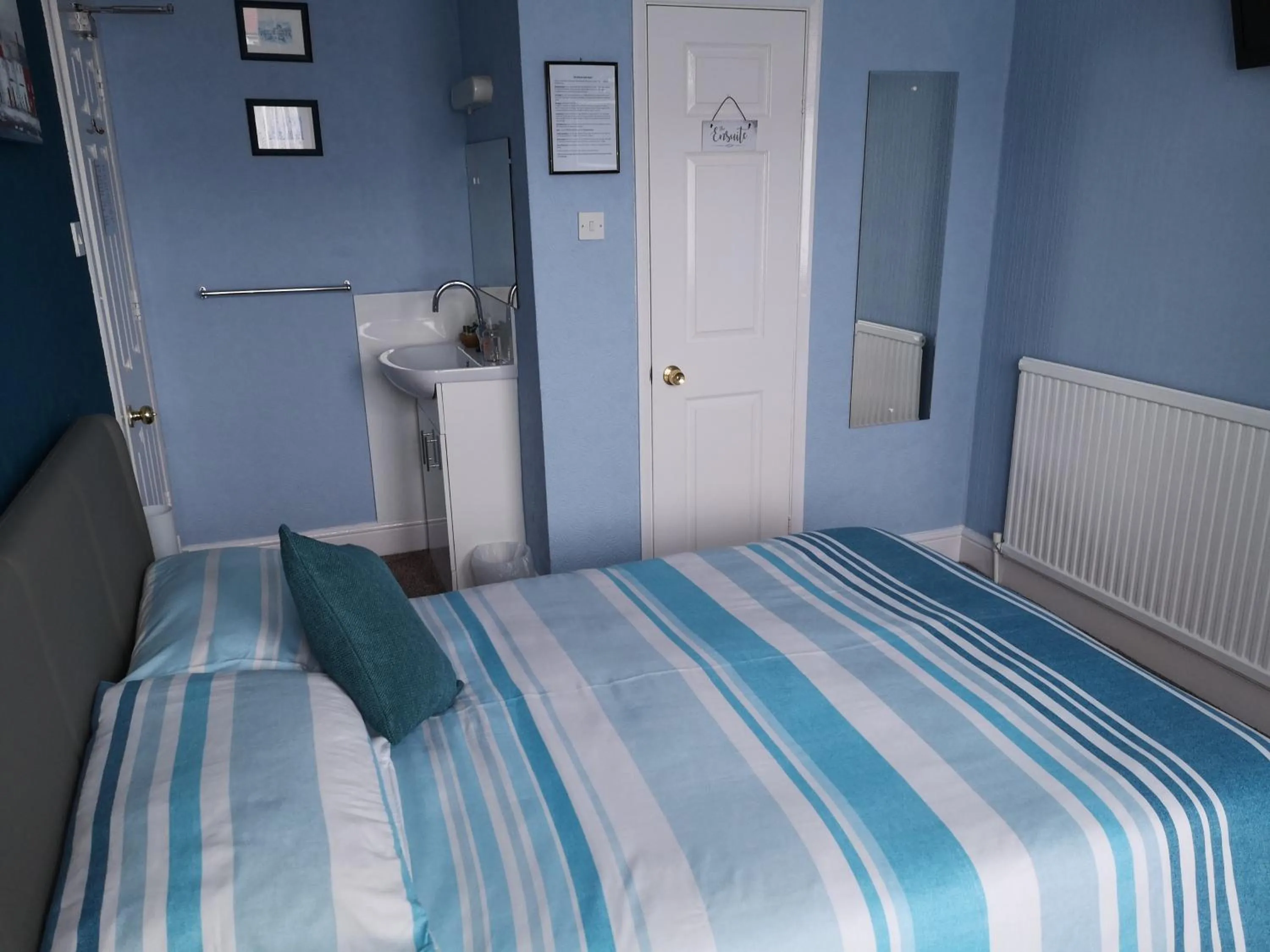 Bedroom, Bed in The Phoenix Guest House