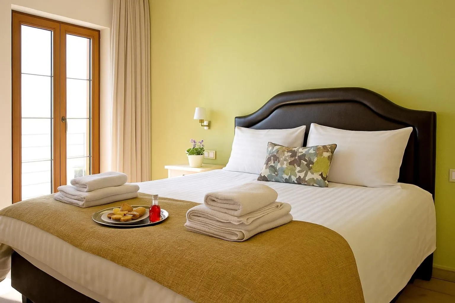 Photo of the whole room, Bed in Arktos Hotel