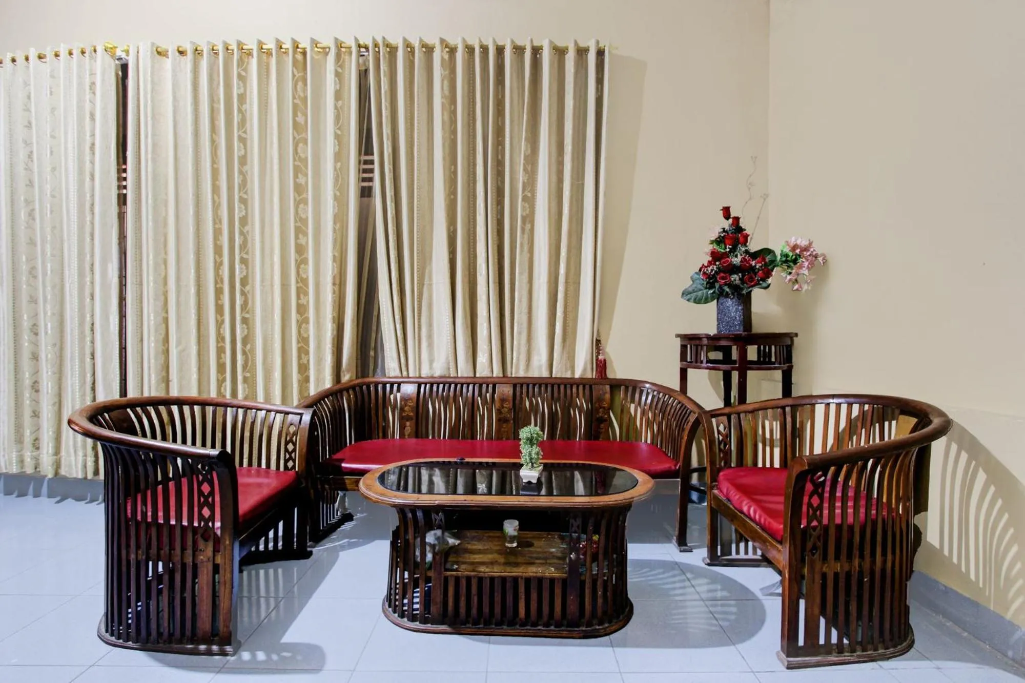 Seating area in Hotel O Near Tugu Yogyakarta 2 formerly Monjali Inn