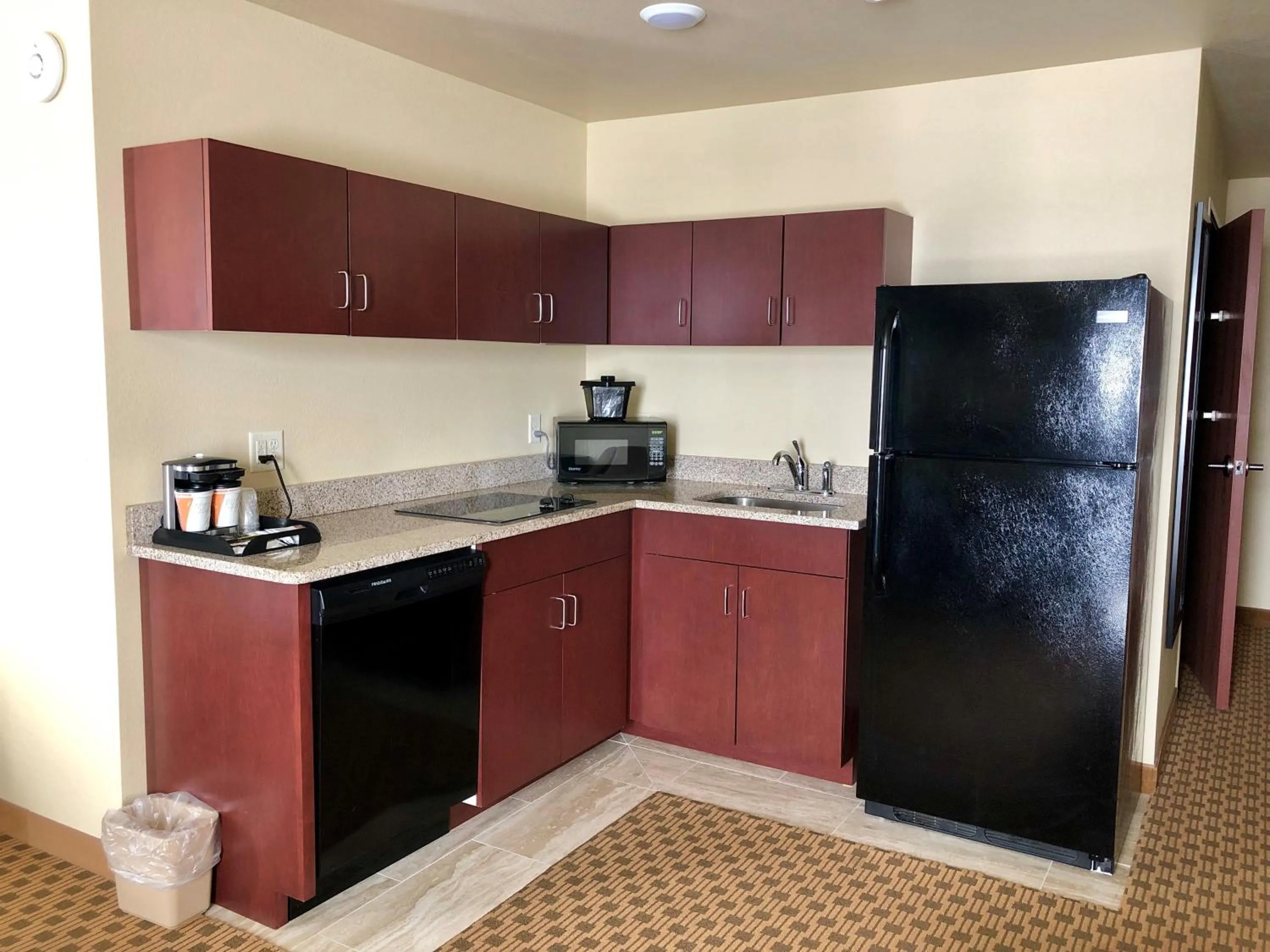 Kitchen or kitchenette in Cobblestone Hotel & Suites Pulaski/Green Bay